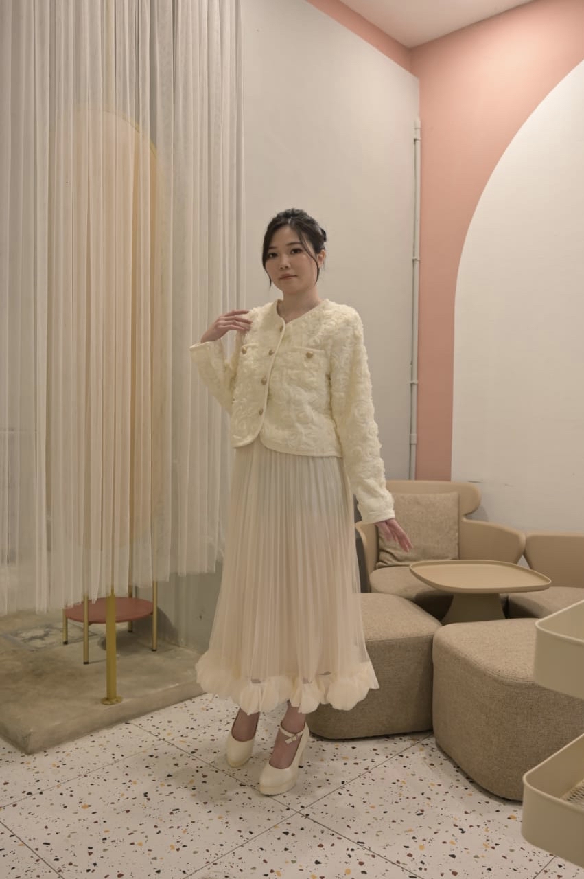 Pleated Mesh Skirt with 3D Petal Hem Detail ‖ 立体花瓣裙摆网纱百褶半裙 KR037703