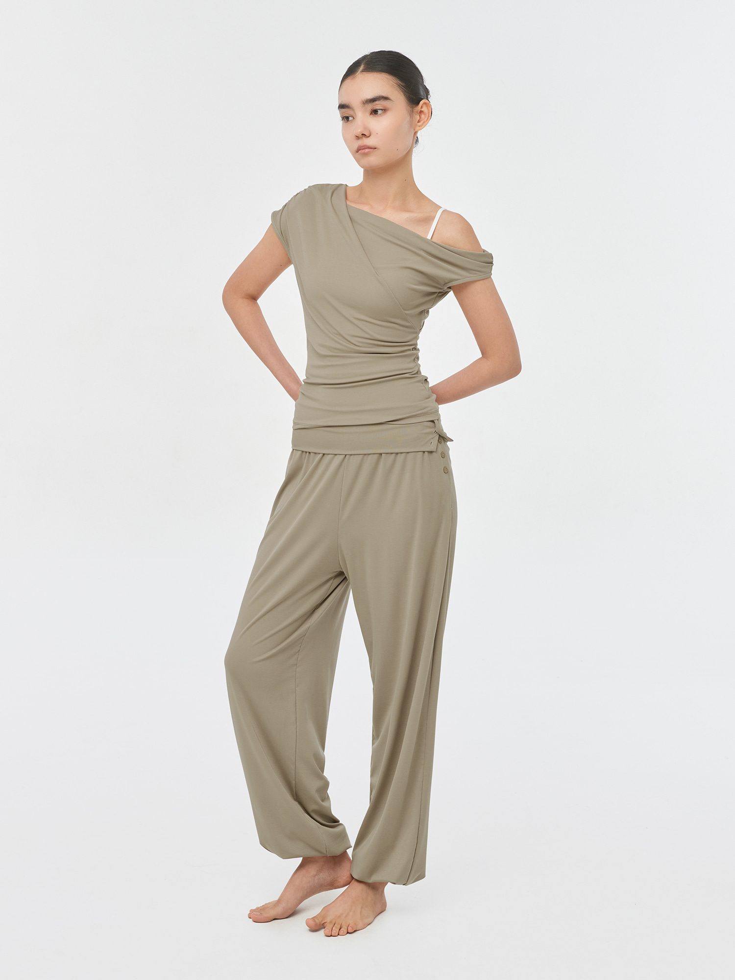 預購_Satva Unbalanced Off-Shoulder T-shirt by Conch