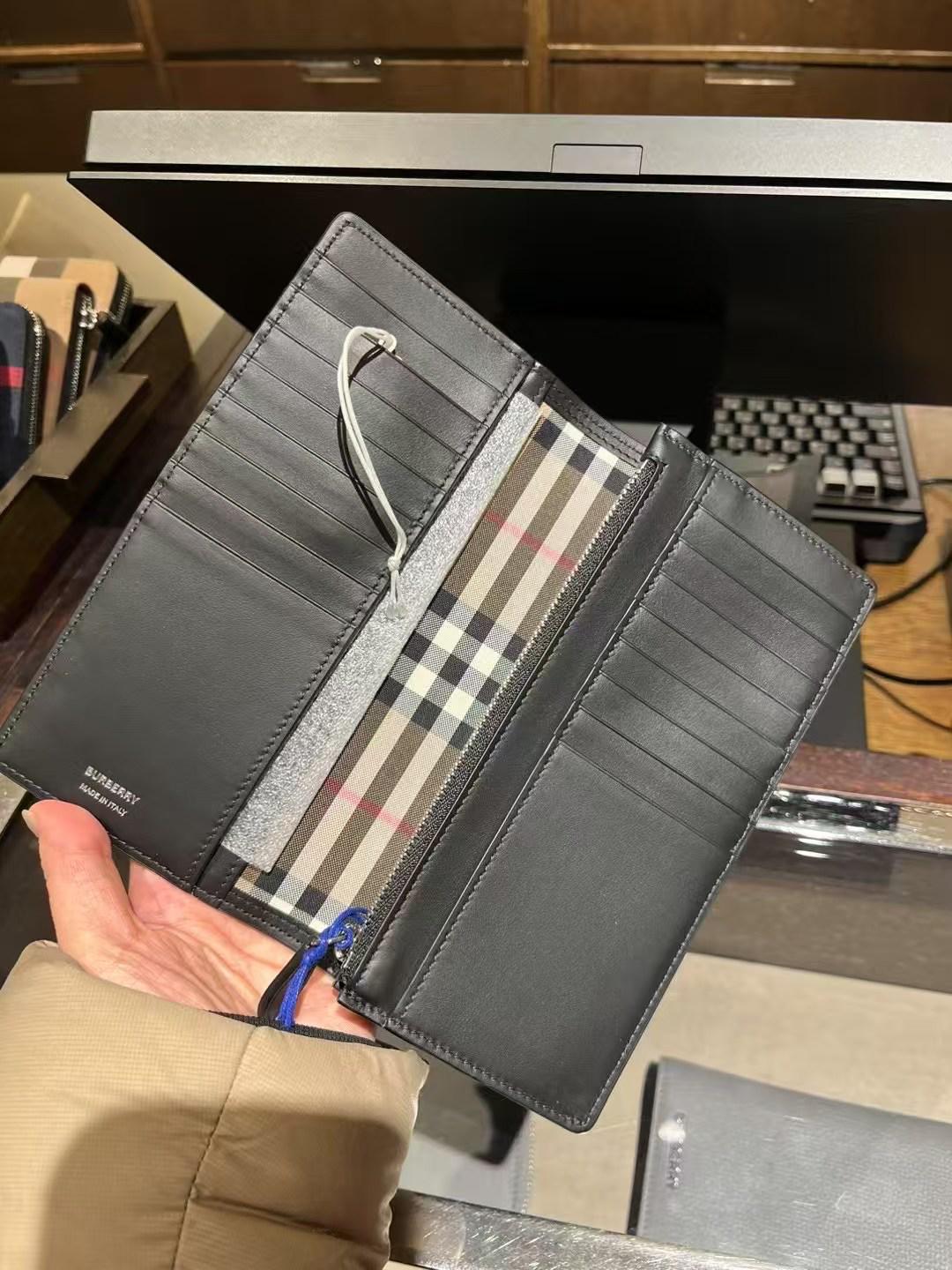 預購 Burberry🌈🌈折扣款 黑色對折長夾 sale