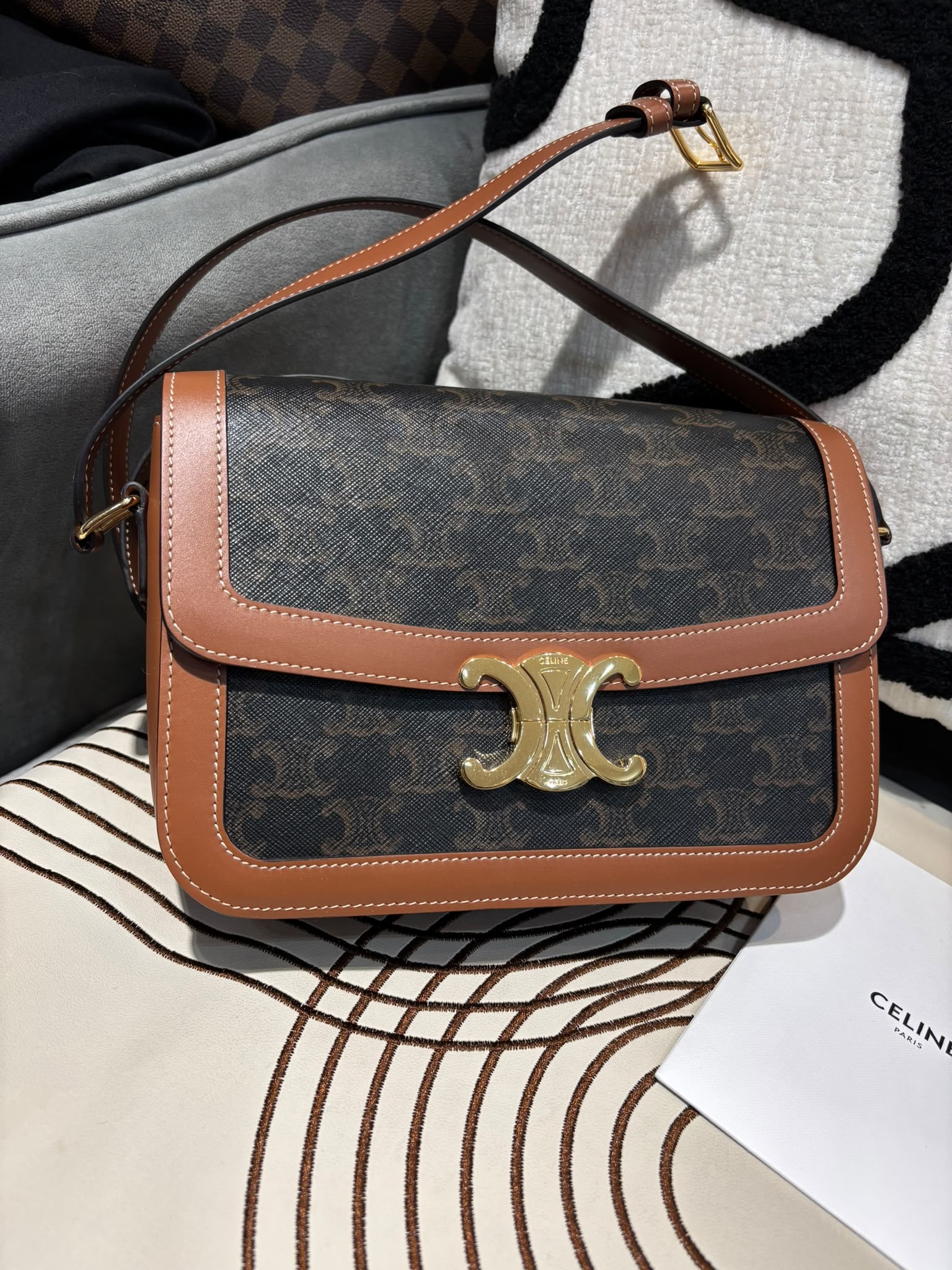 全新 Celine TRIOMPHE classic medium, 凱旋門金扣box,100%Authentic,brand new 全新 ✅專門店收據✅Dust bag ✅Box
