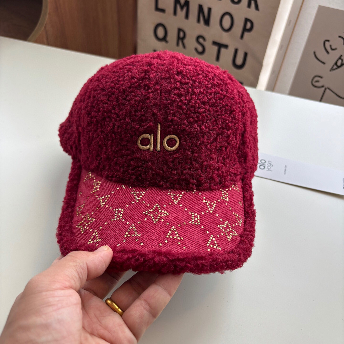 $79件。2件起$70件。ALO 秋冬羊羔絨棒球帽Alo Yoga 潮流達人極力推薦款