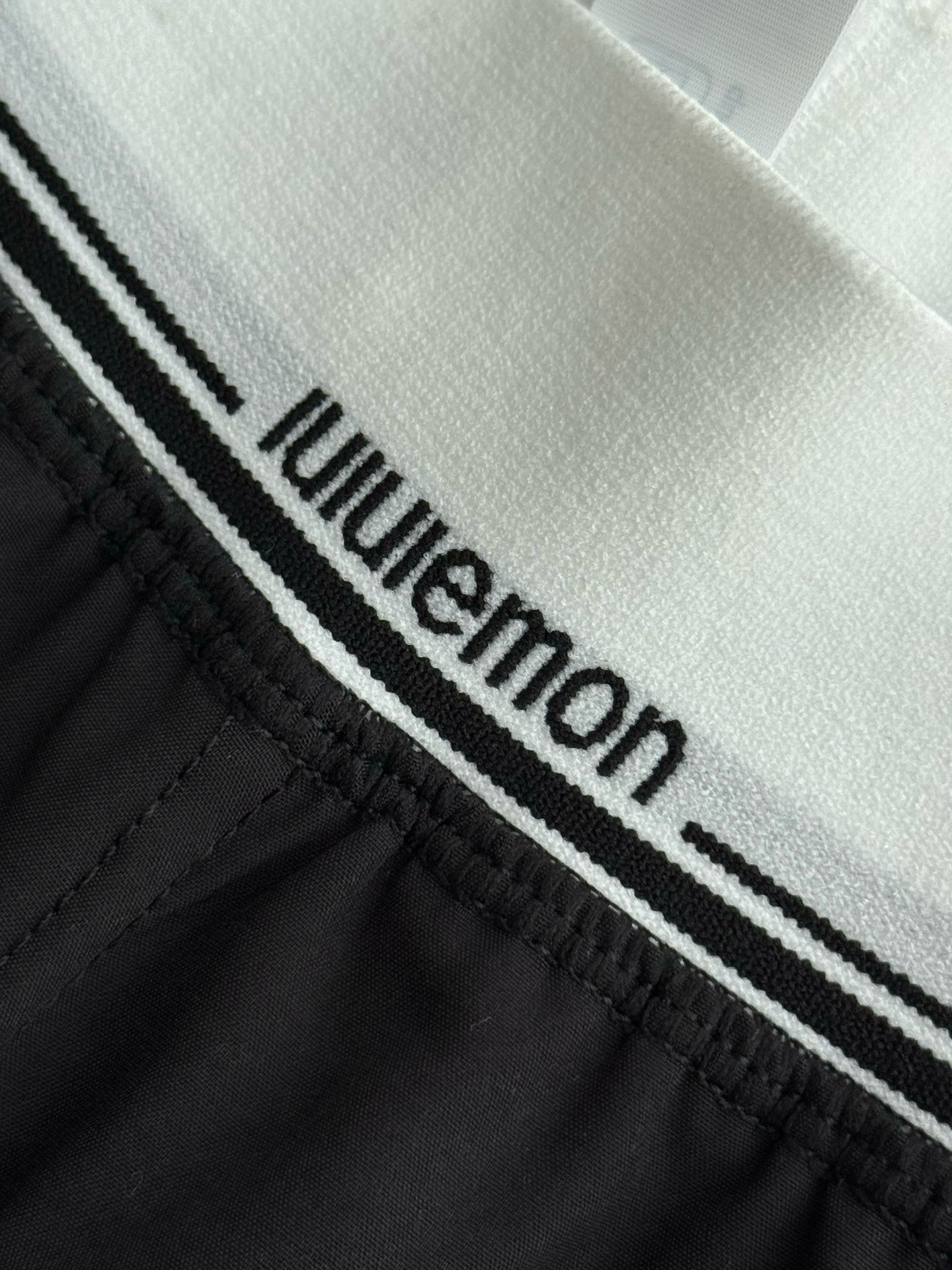 $198條。 lululemon Swift Wide-Leg Mid-Rise Pant 被譽為新一代「神褲」，結合了運動機能與日常時尚。