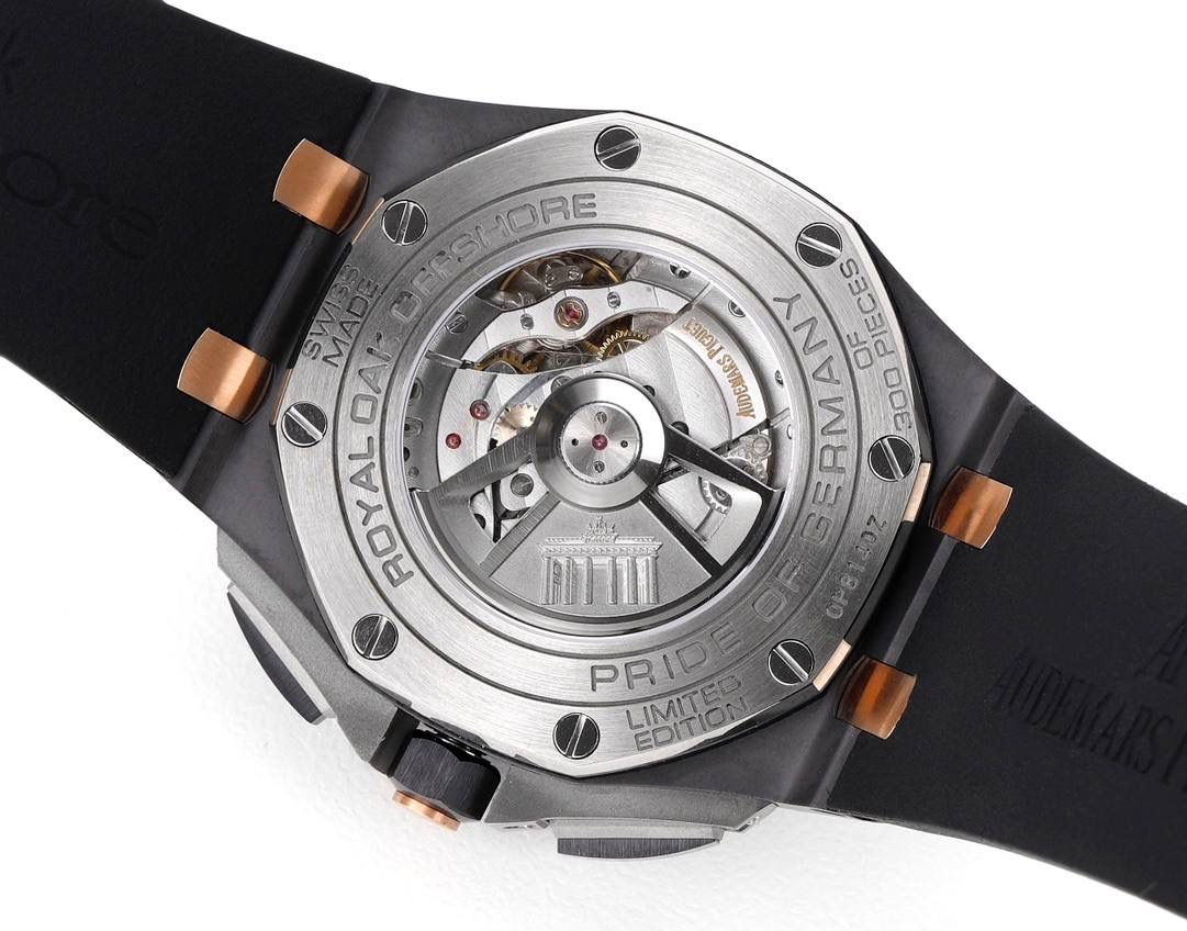 表盘以爱彼经典的大格纹为背景，一个个层次分明的方格排列，经过完美的打磨，将尽善尽美体现得淋漓尽致。三点位的日历表盘，在蓝宝石玻璃凹透镜的作用下，TPE扩大效果与原版一般无二。每一根大小表针，无论从各个角度来看都没有出现毛刺现象，这一点解决了大部分强迫症表友一直存在的烦恼！刻度与表针中间部位都采用瑞士进口夜光粉，每一个个体都做到手工填充，均匀饱满度是机器填充远远比拟不了的，亮度与发光颜色与原版几乎一致！机芯方面采用7750改3126的计时机芯，十二位的小秒，六点位和九点位的12小时计时与30分钟计时，完美的还原了原版的所有功能，经过JJF团队的精密打磨，大大提升了7750基础机芯的稳定性，缓解了一直以来计时机芯款式空有其表的尴尬现象！做到无可挑剔，堪称天花板级别，欢迎广大表友品鉴！💯🔥