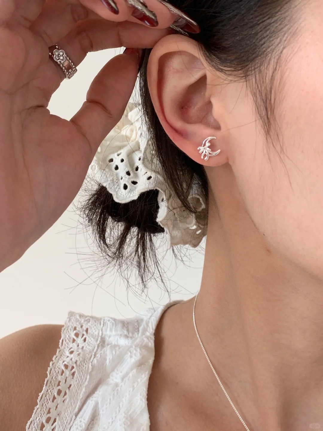 蝴蝶结月亮耳钉