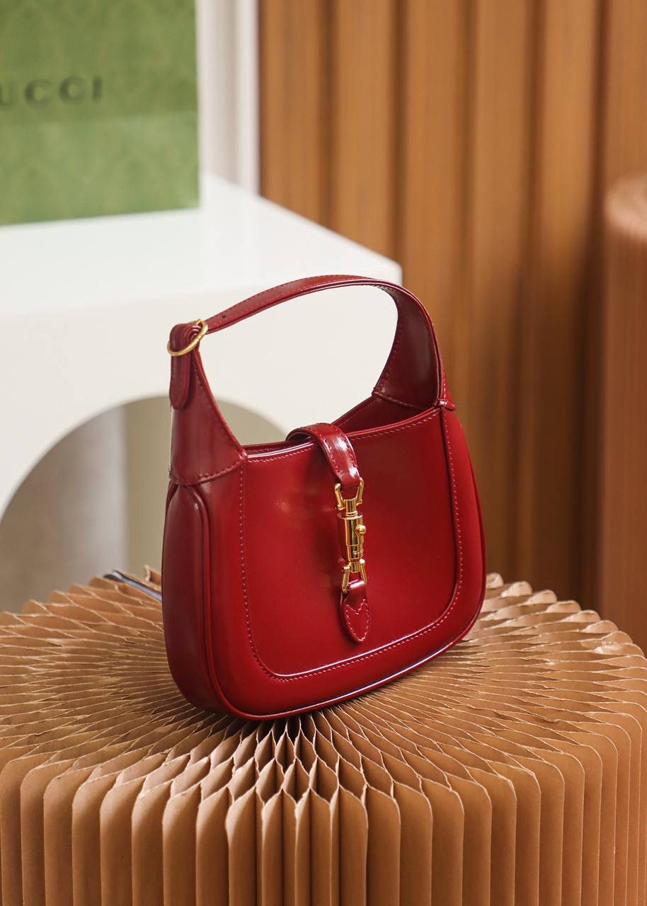 𝐉𝐚𝐜𝐤𝐢𝐞 𝐌𝐢𝐧𝐢 𝟭𝟵𝟲𝟭 ➻637091 原厂皮 ▶尺寸：19*13*3cm 经典𝐉𝐚𝐜𝐤𝐢𝐞 1961系列经典回归， 重新推出精致小巧的𝐌𝐢𝐧𝐢设计， 具有辨别度的样貌重回时尚前沿， 经典的样貌注入现代的时尚元素， 更加复古有高级感， 小巧的包身越看越喜欢， 两条肩带的设计， 更是让你拥有不同的感觉！🌈