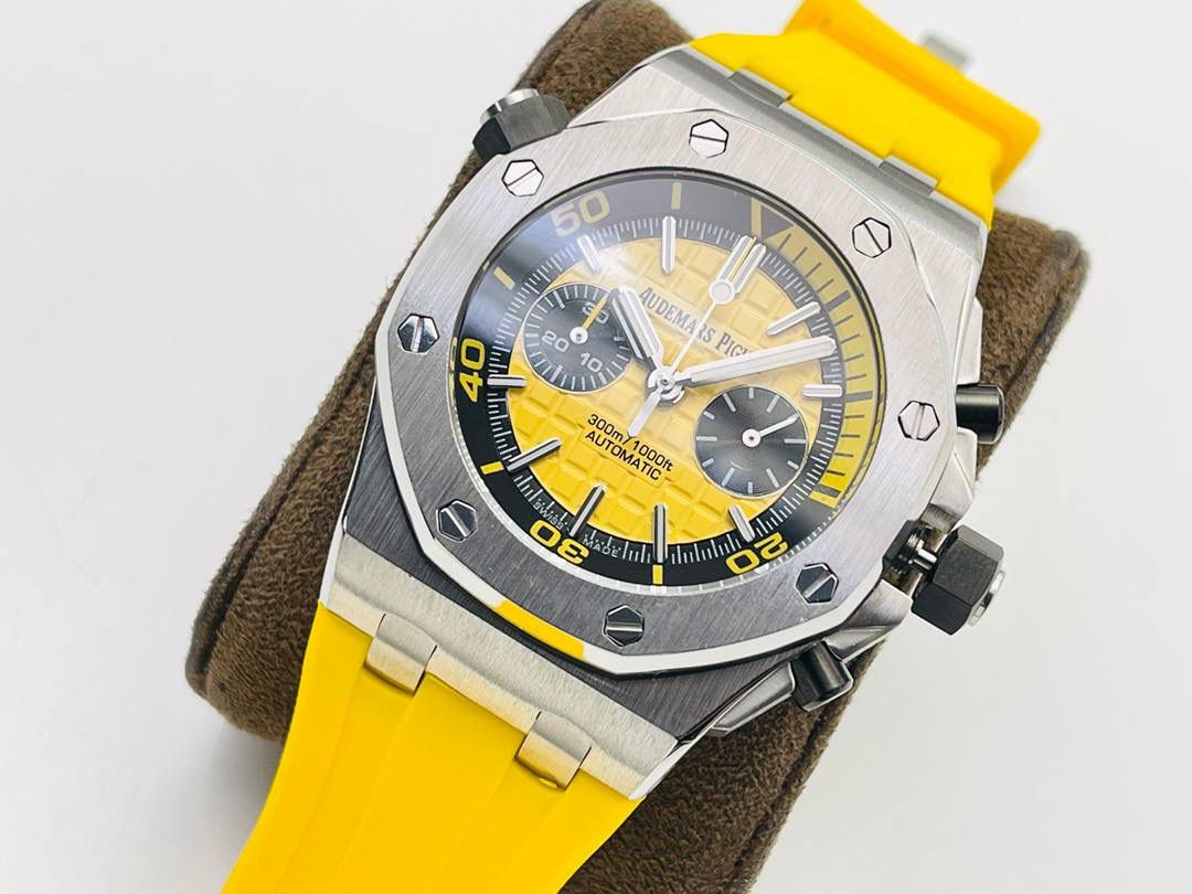 爱彼A P皇家橡树系列水果腕表！ 型号：26703 跑秒计时自动机械男表！搭载原版cal.3124机芯 直径：42MM！ 1⃣️表壳材质选用的904L精钢，经过CNC一次成型锻造了42MM的表径，表壳在经过拉丝工艺多次打磨抛光后做到了无懈可击，包括螺钉也一致还原！ 2⃣️表盘字面格纹错落有致，立体感很强。刻度线粗细程度以及长短均与正品保持一致。条钉时标内部填充超强夜光材料。两组小圆盘对称分布，就像两只小眼睛。盘面内有一圈一圈的放大环，细节处理很到位。 3⃣️橡胶表带表面的磨砂质感很强.采用无味不沾灰尘的进口橡胶，只为提高佩戴的舒适感！ 4⃣️前后玻璃都采用蓝宝石水晶镜面玻璃，镜面通透性也很强。这款腕表采用3124机芯，做到了外观和正品的极其相似，走时精准稳定！