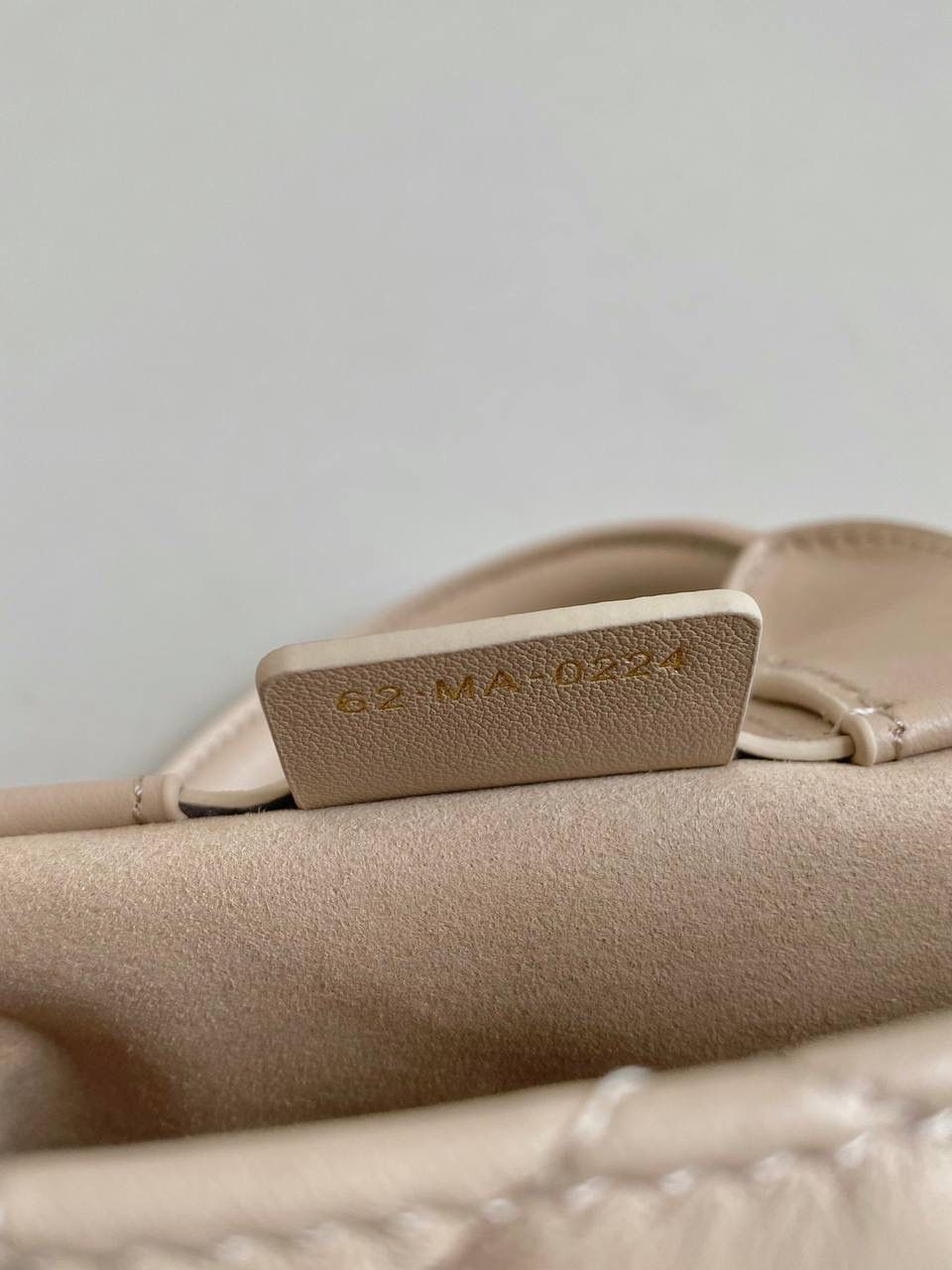 🈶全皮米棕，mini 𝗗𝗜𝗢𝗥 𝗯𝗼𝗼𝗸 𝘁𝗼𝘁𝗲24新款 不得不说，D家确实好会玩啊 可以背的托特来了！简直不要太棒 在最最最经典的托特上又衍生爆款了🔥 可可爱爱的mini尺寸，恨不得天天背！😍 21.5×13×7.5cm