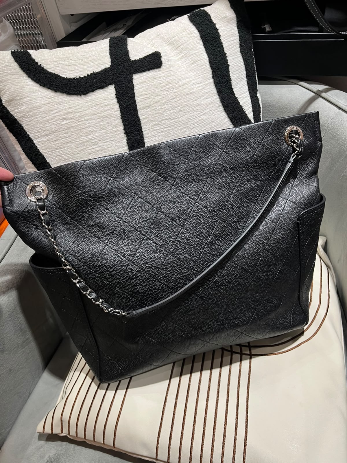 Chanel Shoulder Bag Calfskin 黑色魚子醬牛皮100%Authentic, 98%New ✅19 Card✅Dust bag