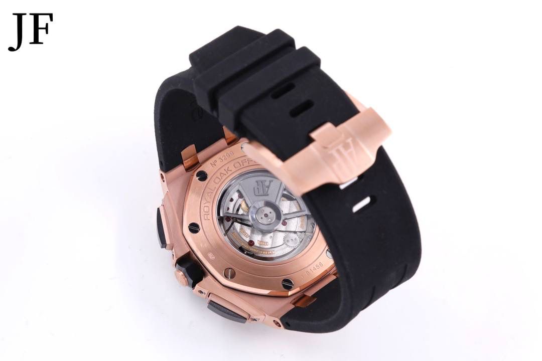 🚀品牌：AP大熊猫🚀 系列：俗称金大熊猫 机芯：3126计时自动机械 材质：316精钢表壳 陶瓷圈 直径：42mm 皮带：橡胶表带 表扣：原装针扣 玻璃：蓝宝石水晶玻璃