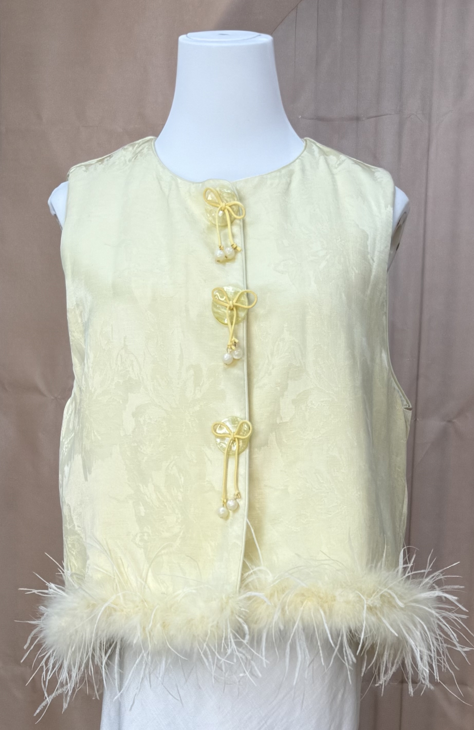 鹅黄暗纹盘扣马甲