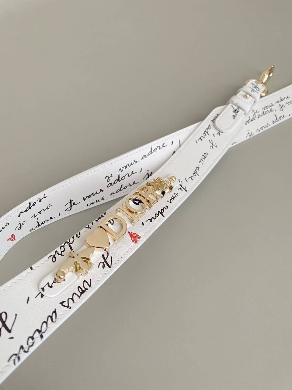 🈶爱心白 𝗗𝗜𝗢𝗥 𝗟𝗮𝗱𝘆四格 七夕限定，更是每一天的爱意限定 情书💌款这种淡淡的色调好梦幻 从印花到纯色都散发着治愈的气息 刻印的纹理感，伸手可触 连绵不断的法语我爱你'点缀着爱心❤️ 是写满了法式浪漫的包包呀！ 请拥有，这独一份的爱意 20×17×8cm #4123m