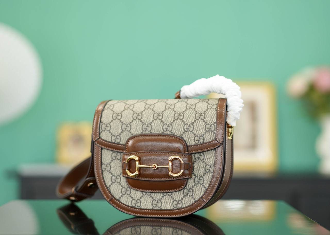 👜🔥Gucci Horsebit 1955系列迷你半圆形手袋 棕色 17cm 正品售价,500 独家原厂皮发售 限量级别 GG家这只新款1955半圆包， 目测即将大爆！ 马衔扣标志性设计元素，半圆包型显得更加时尚俏皮，高级复古又有现代感，肩带长短可以调节，不大不小刚刚好~ 官方款号 760191 尺寸：17x18.5x7.5cm
