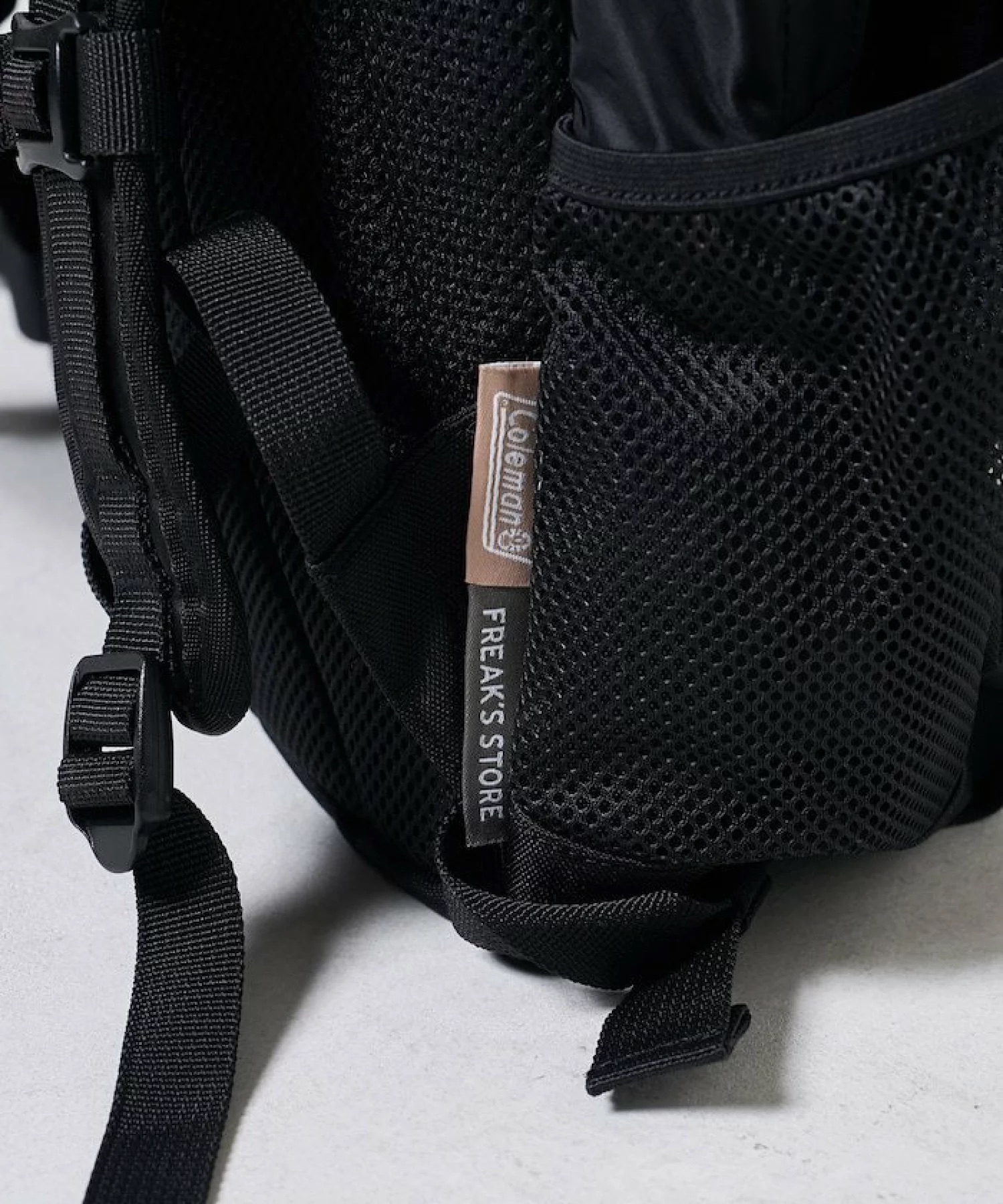 日本代購【 2026新商品 日本直送 FREAK'S STORE x Coleman 別注版 Walker 輕量尼龍 25L 背囊  |  FREAK'S STORE  Exclusive Walker 25L Backpack - Lightweight Nylon 】