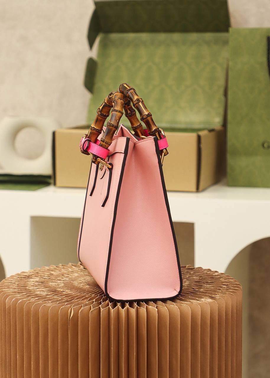 𝐆𝐮𝐜𝐜𝐢 𝐃𝐢𝐚𝐧𝐚 小号#660195#正品皮 ▪️尺寸：27*24*11cm 𝐃𝐢𝐚𝐧𝐚竹节系列以经典致敬100周年， 黛安娜王妃最爱的经典竹节再次回归， 托特造型融合复古元素的竹节， 实物真的太惊艳了， 小号尺寸更适合通勤风， 手提或者斜挎， 悠游于日常与工作上班之间， 时髦感别具一格， 经典百搭，个性又不失优雅感， 搭配彩色的扣带， 简直增添了少女气息！🌈🎀