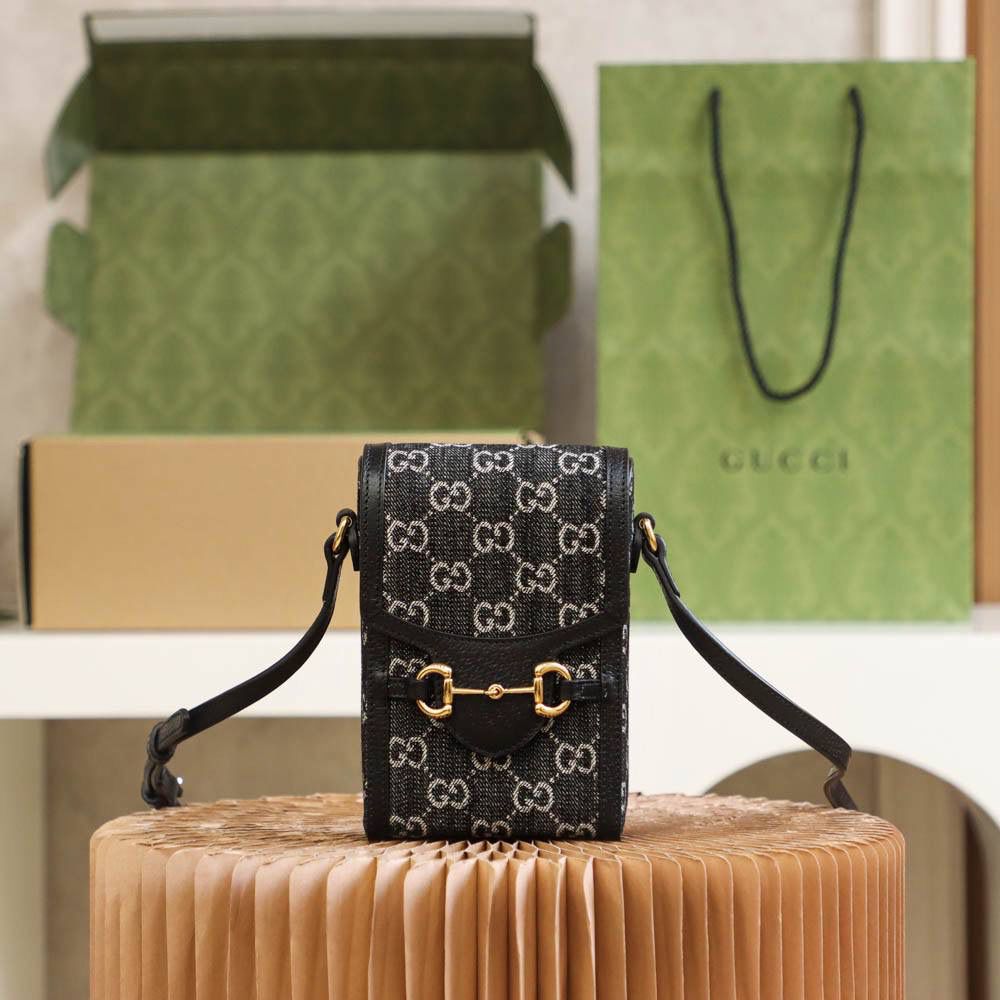 𝟏𝟗𝟓𝟓 𝐃𝐞𝐧𝐢𝐦黑丹宁【全铜版#625615#】 ▪️尺寸：11.5*17*4cm▪️ 马衔扣𝟭𝟵𝟱𝟱手机包之新色酷酷黑丹宁，第一眼看到就被这只酷炫的黑单宁所吸引了，酷炫的黑色百搭，搭配牛仔元素， 实在是又酷又百搭，一眼心动的高颜值，黑色丹宁真的是眼前一亮，背上是酷酷的感觉，酷女孩必备神器，超级百搭帅气！🔥🤟🏻