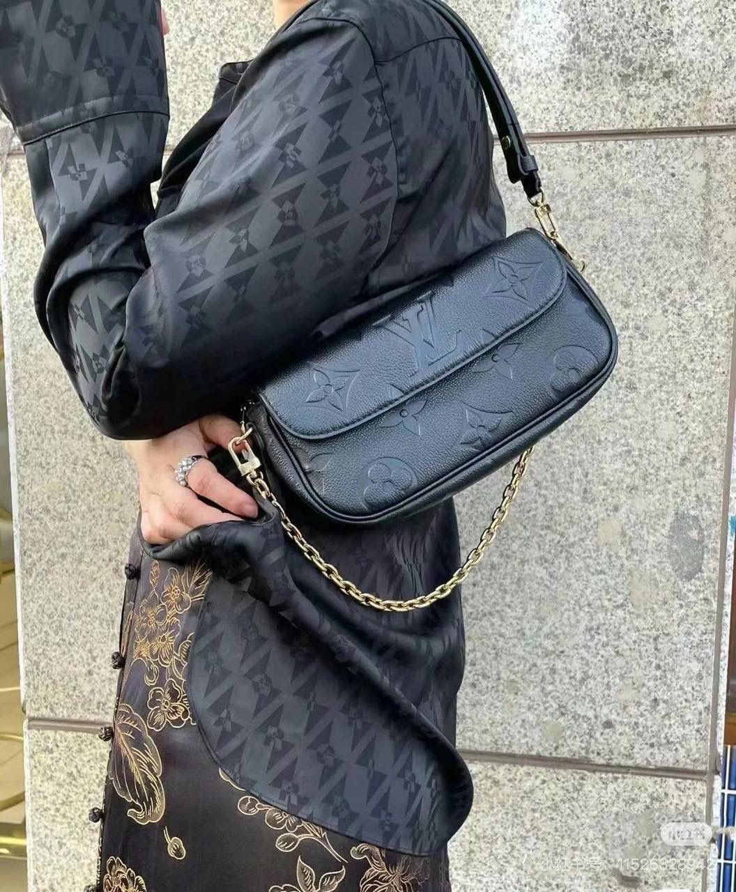 全皮IVY👜✨ 新晋人气王IVY手袋来了哈，全皮压纹款！ IVY拿到手真的一整个大惊艳！！！上身即干练！链条肩带+皮肩带的加持，轻松解锁N种背法，实用性强的可怕，可谓是新一代包包的“集大成”者！ 小小一只容量足、造型顶、颜值高，配个小裙子、小吊带、一整个穿搭分为拉满，怒吼安利人手一只哈💕💕 尺寸：22/10/5cm M82211 灰色丝印 M82154 黑色压花