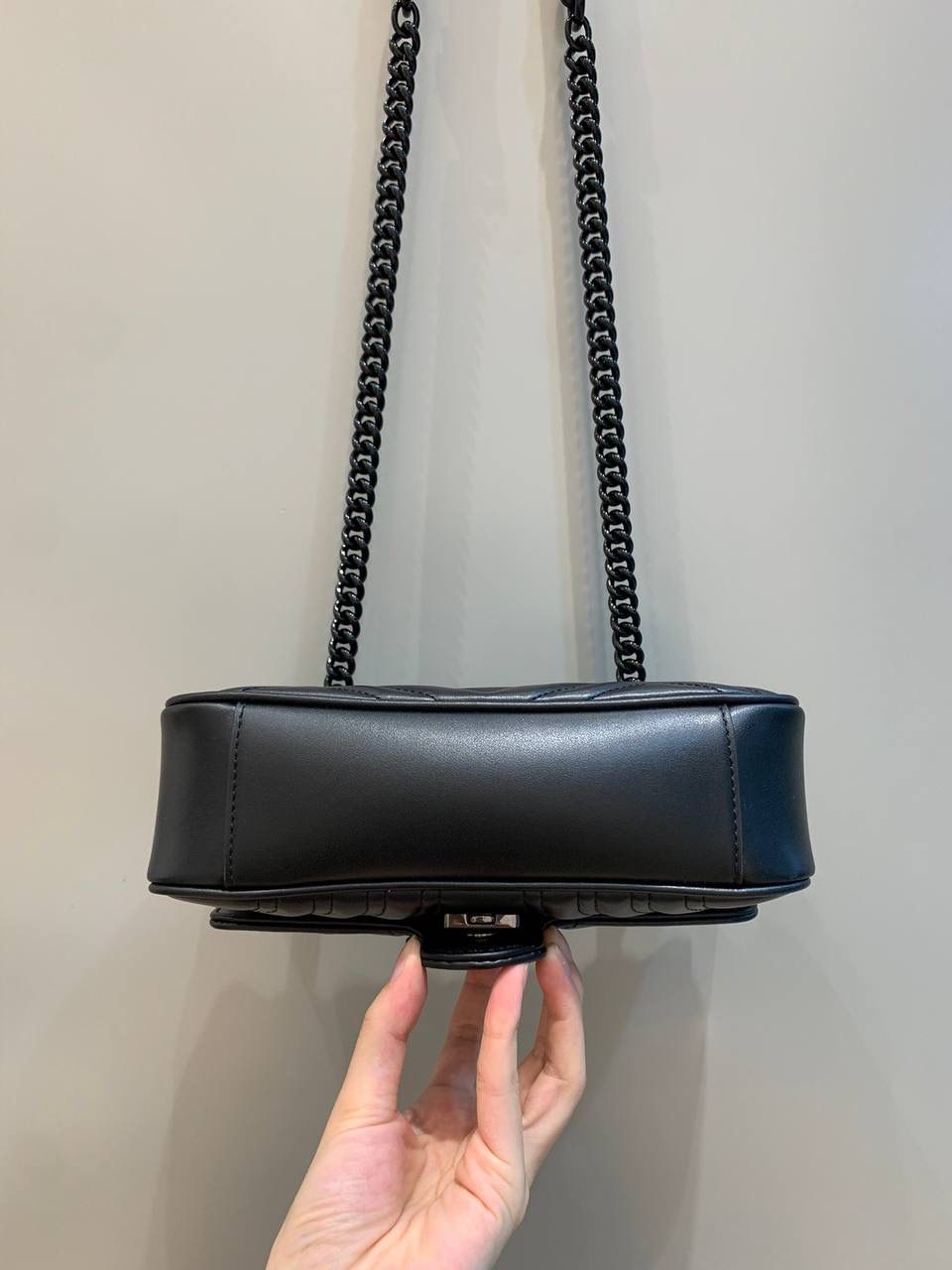 新背景实拍正品级 。马卡龙颜色：黑色22cm 正品售价！！这个黑色没想到实物这么酷😎，比经典款个性太多了，五金的金属质感很厚重，皮料质感更多没得说，一眼就爱上的颜色，这样的搭配真的是一眼入坑‼️ 型号446744；尺寸22/13/6cm