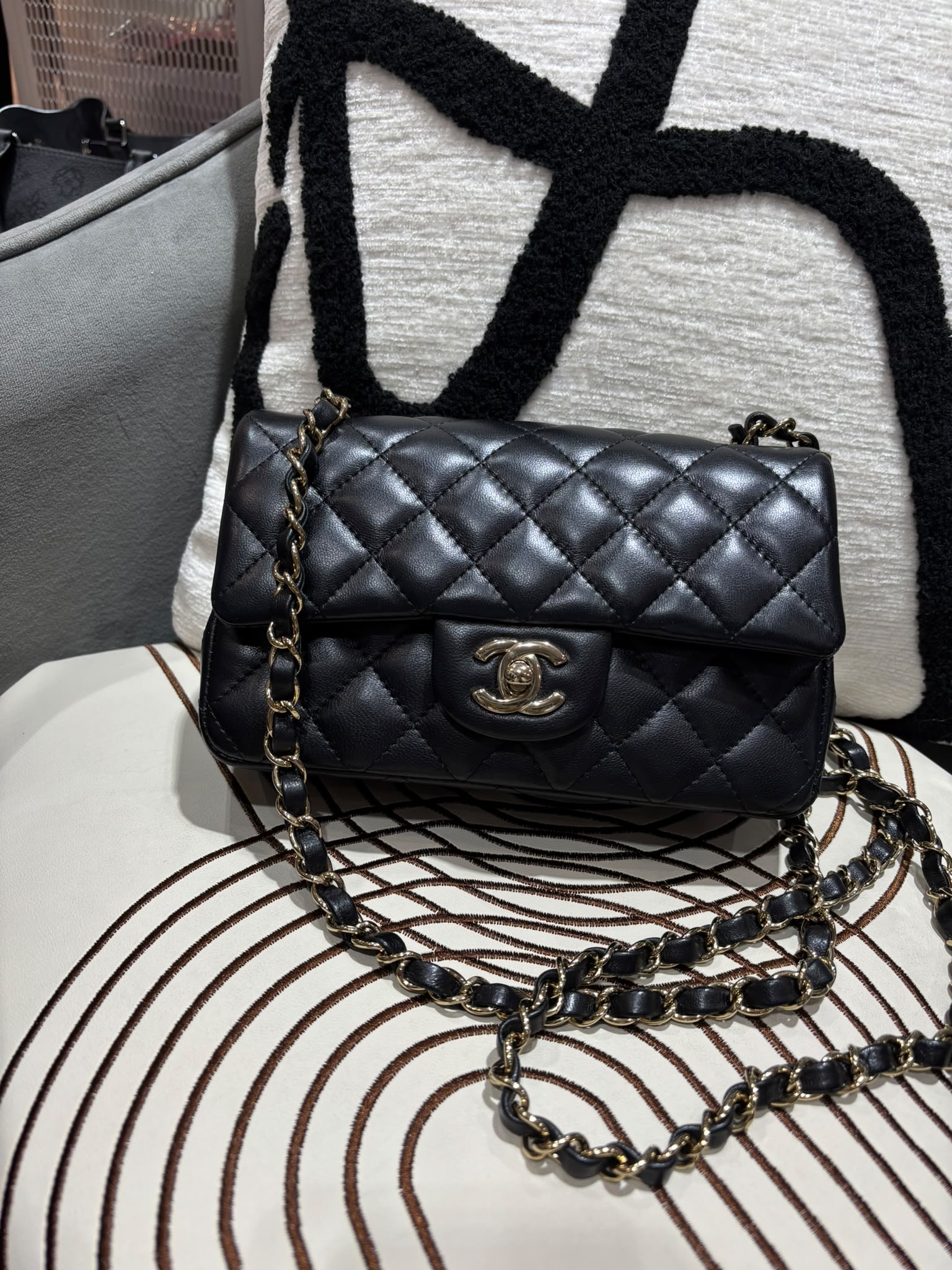 Chanel mini flap bag A69900黑金cf20,晶片 100%Authentic ,98%new  ✅晶片✅塵袋✅box