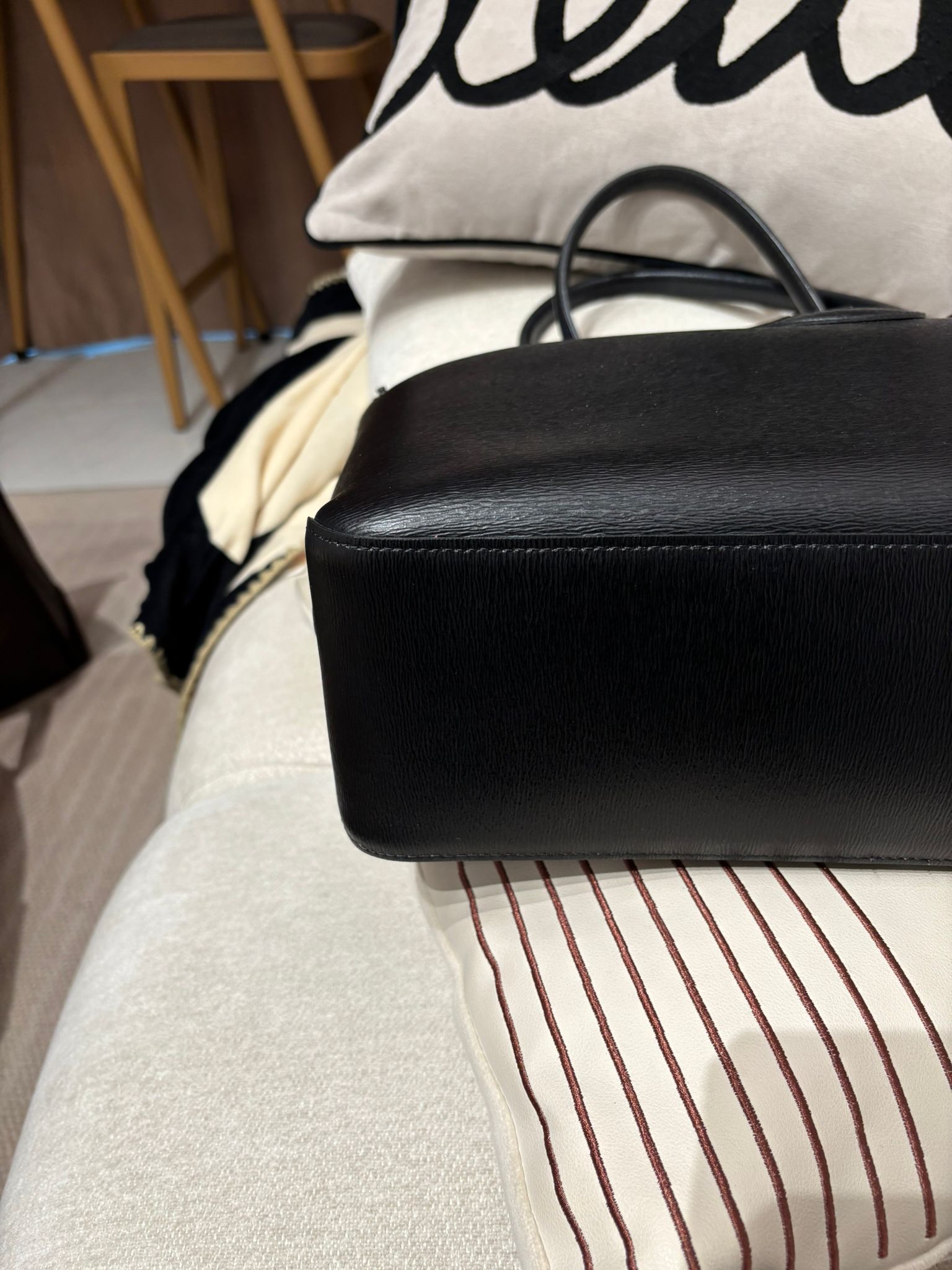 Longchamp tote bag black calfskin 26cm 100%Authentic ,95%new