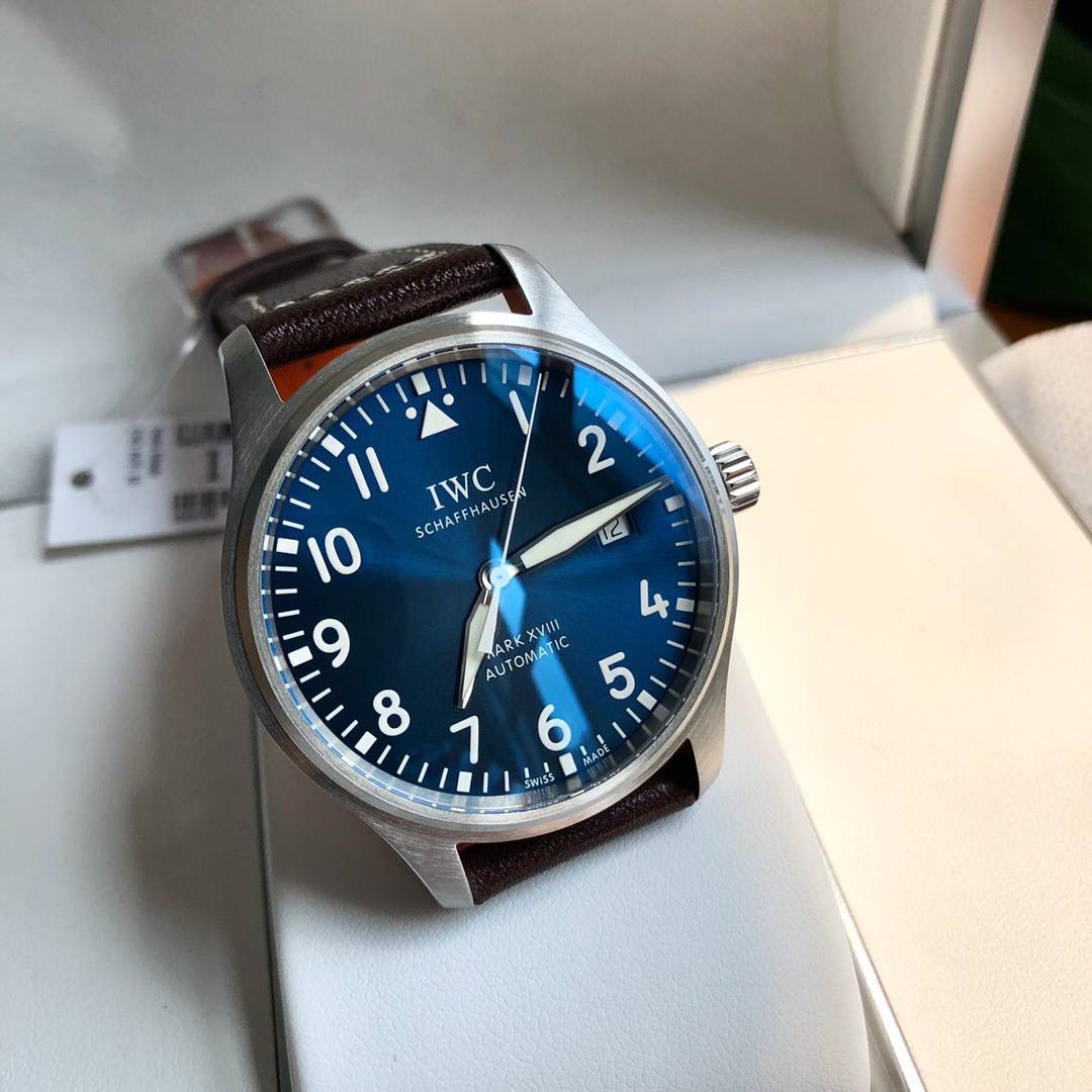 硬货首发，市场独家！IW327004，316L精钢材质，非凡工艺，让小厂知难而退！万国飞行员马克十八传承腕表，采用原装瑞士ETA王牌机芯W-300，40mm表径，全数字刻度超强夜光，双面防反光凸状蓝宝石玻璃表镜。独家渠道进口意大利SANTONI牛皮，一条牛皮成本相当于市场一般牛皮的几倍，在很多细节的把控上都已达到行业顶级，且多项可为标杆，整表细节一丝不苟。 原装价格3W余，一般人均可轻松驾驭，此款万国飞行员腕表视为万国经典款型，任何场景着装均适合佩戴，可谓百搭神器。全套包装出货