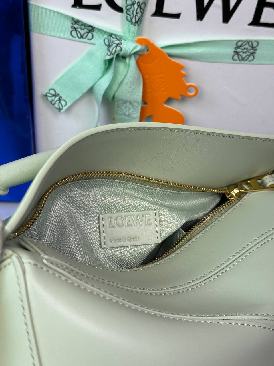 🅰️小号 𝗣𝘂𝘇𝘇𝗹𝗲最新版本❤️ ——（缎面/织带款） ✅经典拼图系列，不规则立体几何设计，最具辨识度的立体廓形和几何美学，顶级进口小牛皮搭配德国沙菲线，独家定制五金，𝗬𝗞𝗞拉链拉头 ✅容量超大，颜值高，四季百搭，新款自带可拆卸𝗟𝗢𝗘𝗪𝗘织带宽肩带‼️ 尺寸：𝟐𝟒-𝟏𝟎.𝟓-𝟏𝟔.𝟓𝐜𝐦 款号：061609织带款春玉色