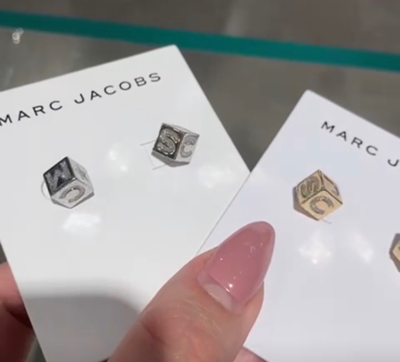 😎😎就係與別不同嘅Marc Jacobs 骰仔型金銀色閃令令🤩耳環現貨🇺🇸✈️🇨🇦
