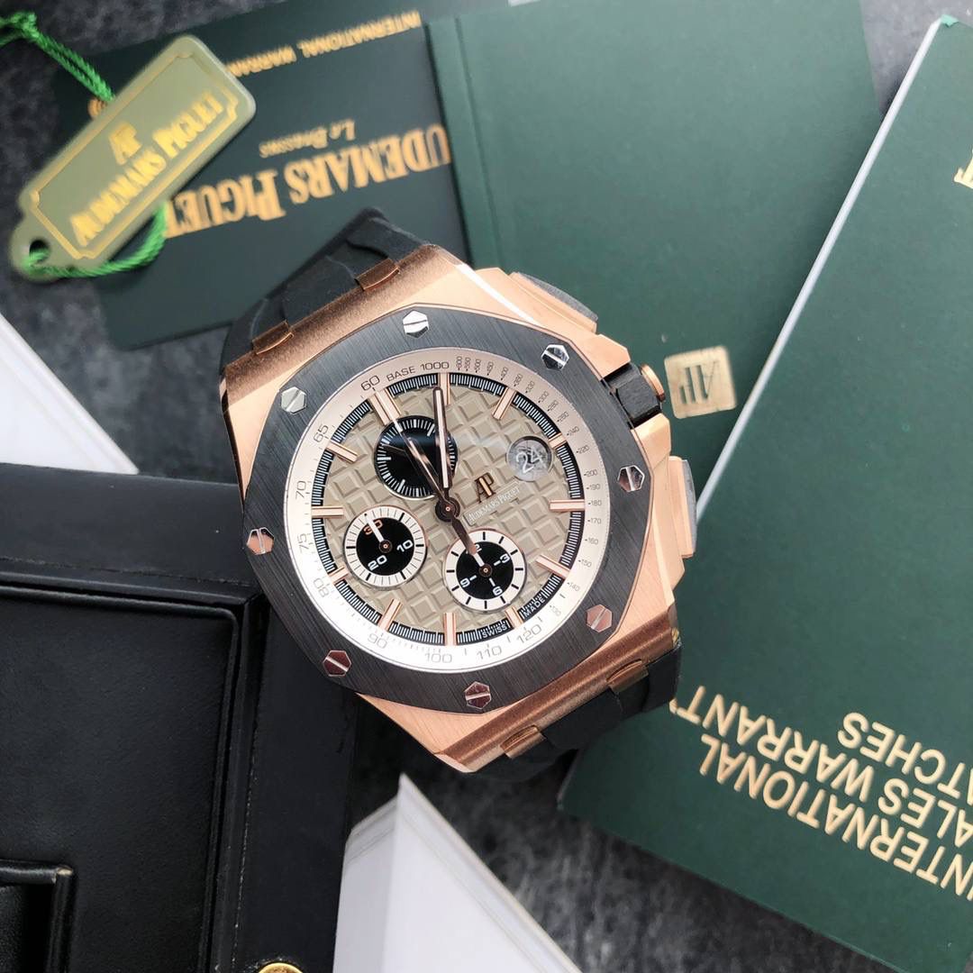 皇家橡树 - 爱彼AP 26400系列 44毫米直径 市面上最好版本的超级复刻 柔软硅胶带 皇家橡树离岸型 男士全自动机械腕表 ，316L精钢表壳 ，搭配原装复刻定制机芯Cal.3126全自动机械机芯 走时精准 稳定，透视后盖 裸露的机芯跟正品一模一样，反炫光蓝宝石玻璃 ，超级耐划痕，搭配原厂模具橡胶表带，原装针扣 ，300米防水，整壳套超高品质，超A做工，非市场普通货，货有所值 ，硬汉必备神器，爱彼入门级腕表 强烈推荐，制作耗时又耗精力，尽可能把最精至的腕表呈现给各位腕表爱好者。