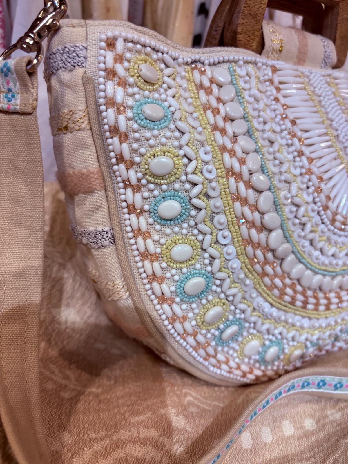 印度製造 - 半月型粉色全珠仔刺繡木手挽袋