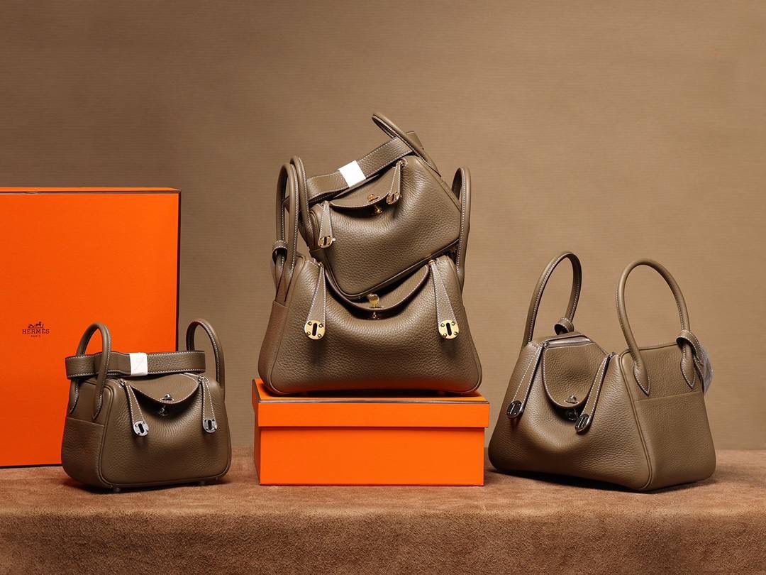 Hermes 爱马仕 LindyMini 19cm 、26cm大象灰金银扣 容量大小对比🆚 尺寸：19*12.5*9cm 尺寸：26*18*14 cm