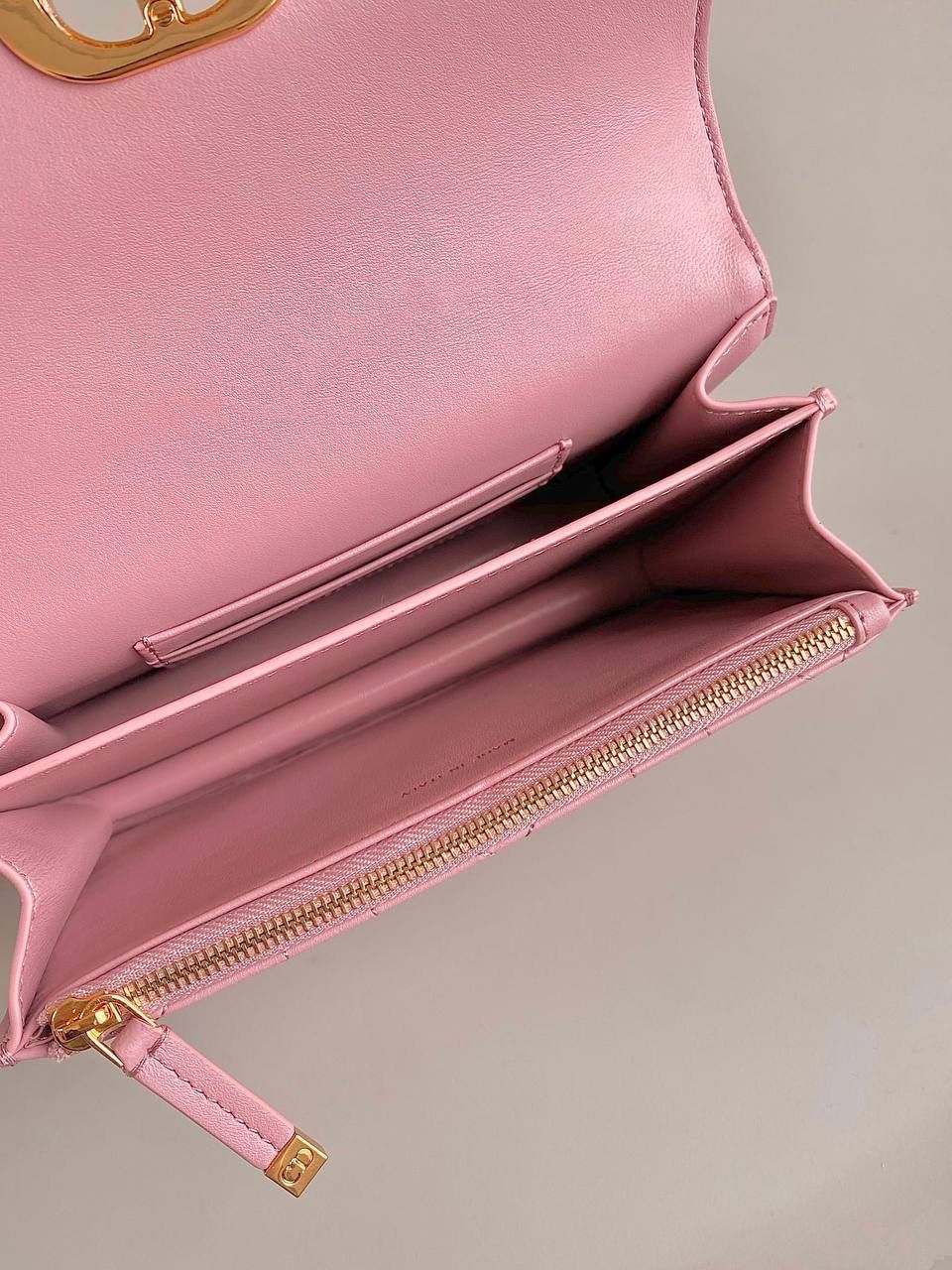 🈶复古粉，迷你 𝗗𝗜𝗢𝗥 𝗠𝗶𝘀𝘀 𝗰𝗮𝗿𝗼链条手袋 开挂啦开挂啦！！火爆全网 不出意外夏天最爱的一只小包了 还是经典的藤格纹标识，真是百看不腻 金属链环和与皮同色系珐琅扣链环交替肩带 完全神一般的存在，可爱可盐，颜值太顶啦 内隔层容量日常足够了，斜挎/单肩/腋下都可 极简的法式浪漫松弛感直戳心脏，不挑人，冲！ 17.3×13×7.5cm，#6553m