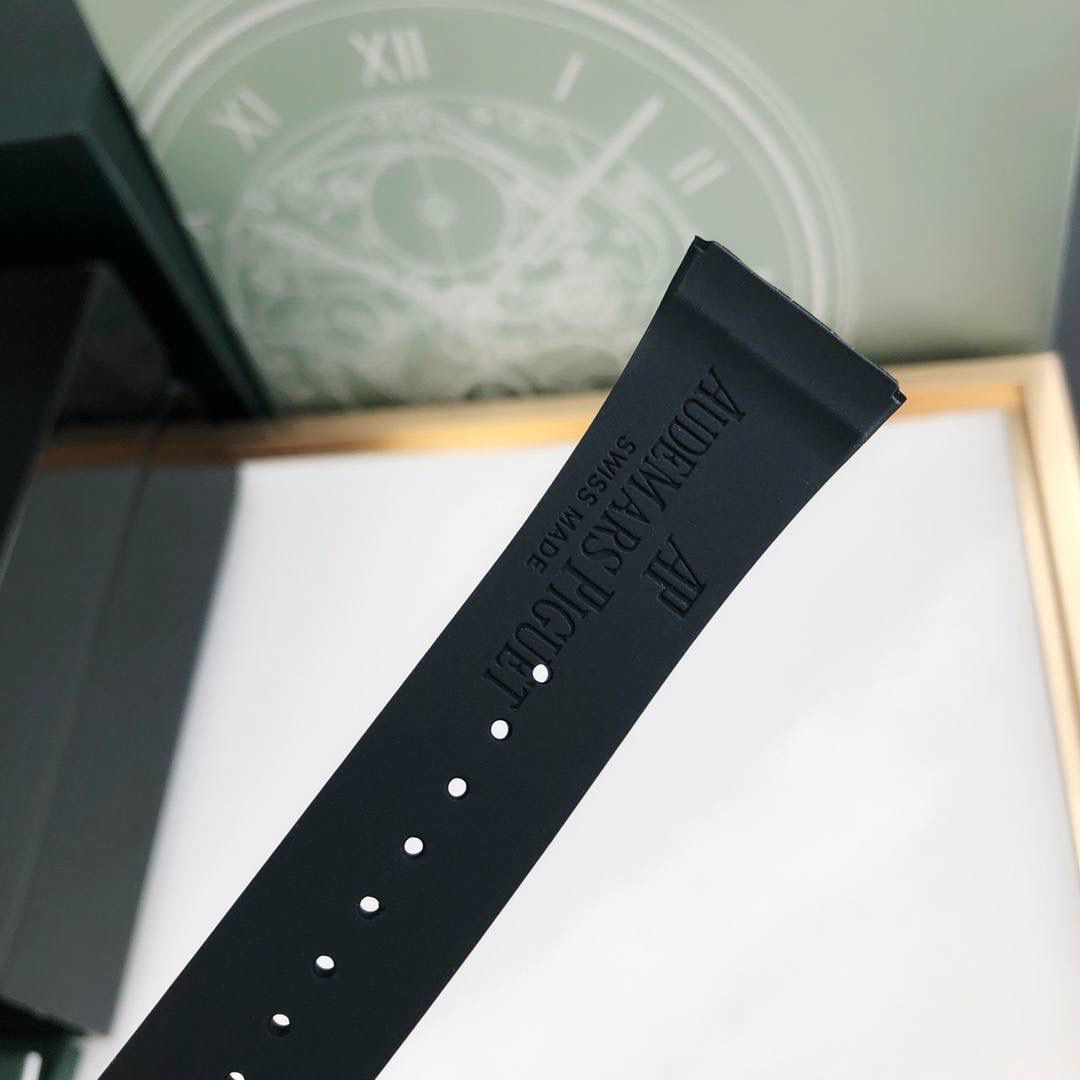 进口液态硅胶表带，经欧盟认证环保材料制成 佩戴起来更贴合手腕，柔软舒适透气 质感上佳💯✨