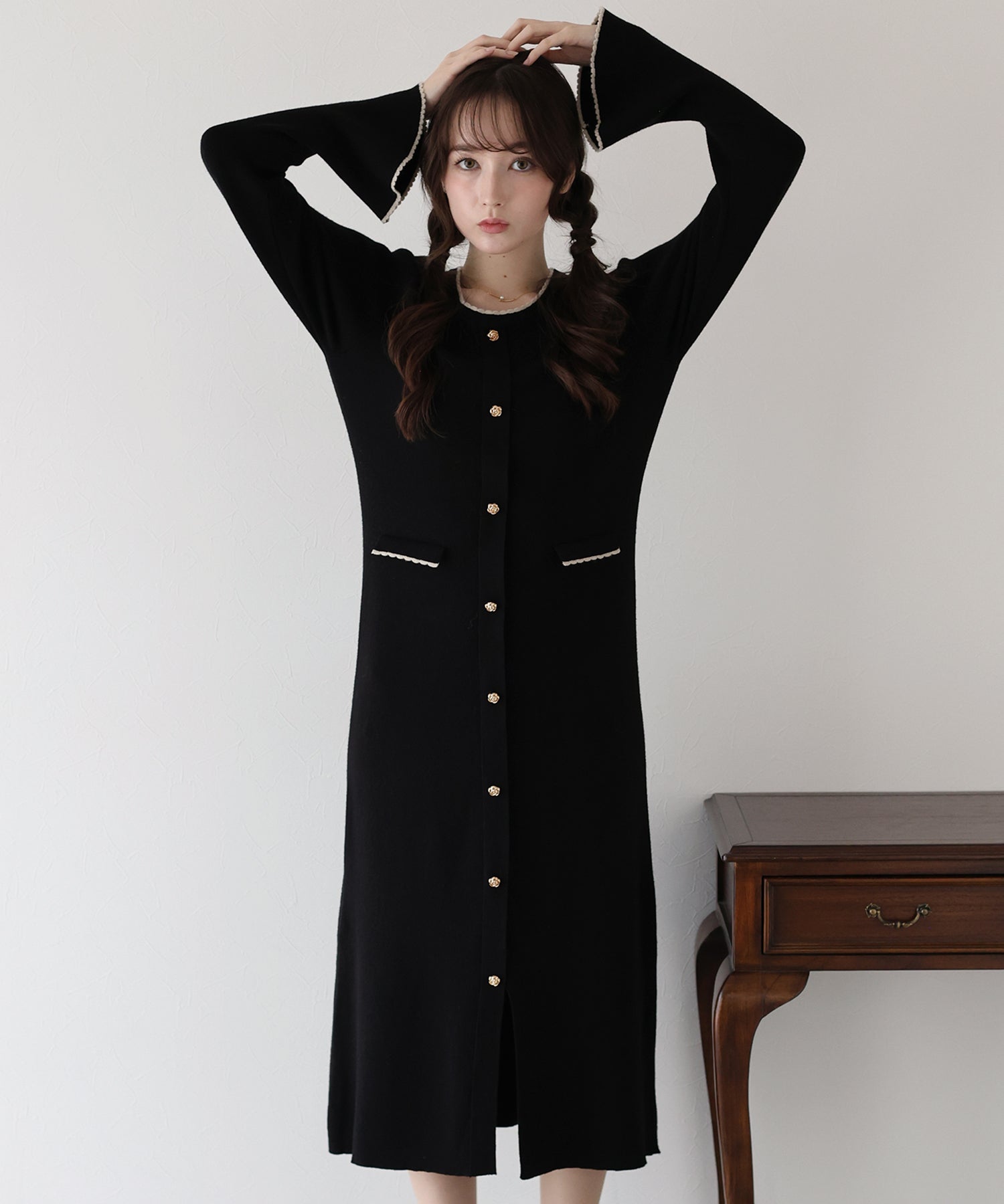 <限量現貨> 溫柔知性．小花邊拼色金鈕Knit Dress * black