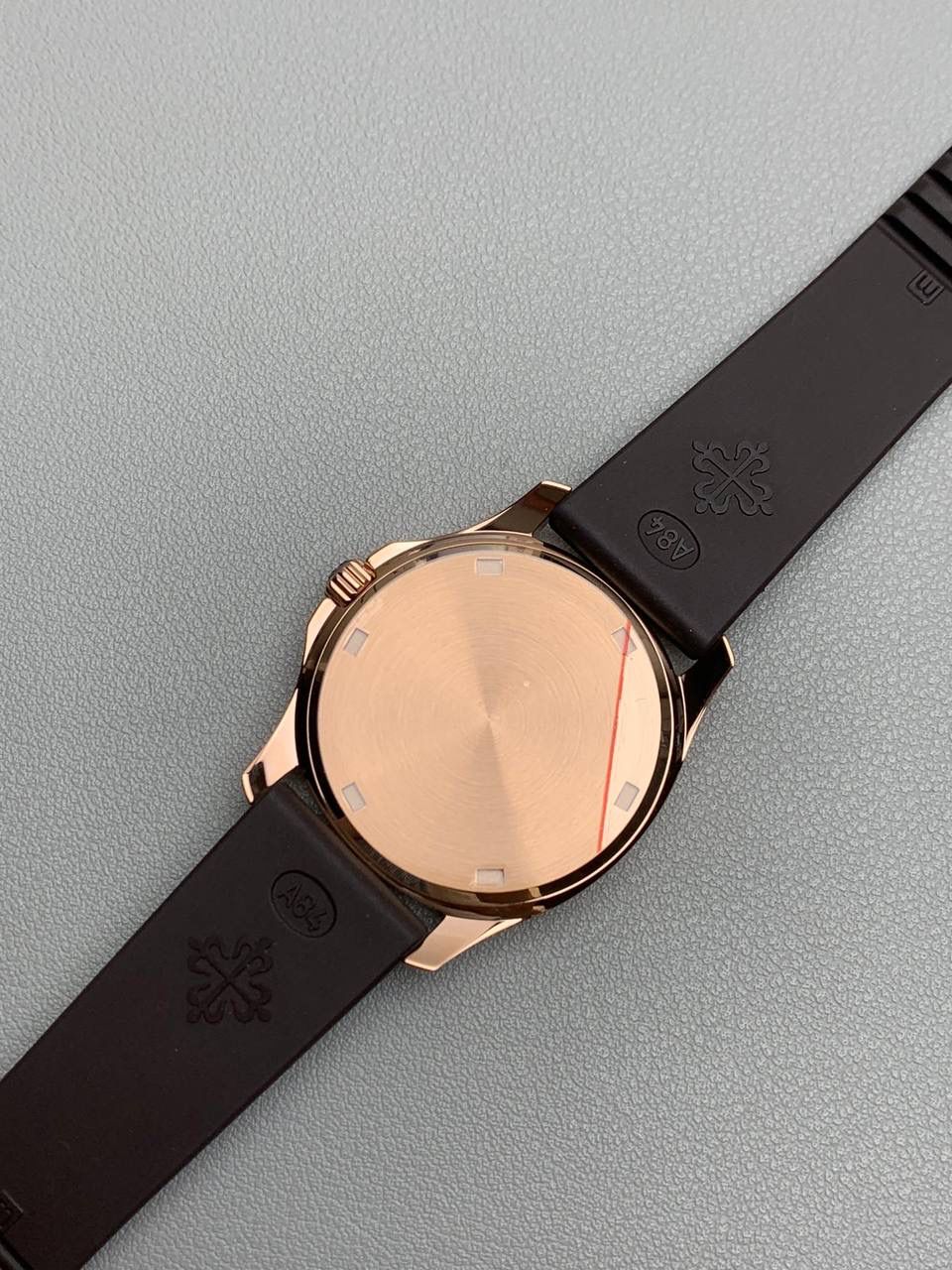 百达翡丽 5067A 手雷 石英女表 ——PPF继续购入原装PP--5067A腕表，独立拆解开模。完美还原PATEK PHILIPPE--5067A全系列石英腕表，带来全网最佳的复刻产品和极致体验。 【表带 扣】 1.采用与原装一致的天然复合橡胶（Tropical）材质，经久耐磨，可抵抗海水侵蚀和紫外线辐射。 2.完美克隆Aquanaut最新表扣，即使在非常细小的拐角处上也做有倒角润饰，确保还原正品般的舒适感。 【表壳】 1.腕表尺寸35.6X7.7mm 圆润的八角形表壳与原装一致，保持着复古的造型和精湛的打磨。 2.旋入式把头设计和实心底盖吻合与原版 3.表圈镶嵌46颗顶级施华洛世奇水晶（共计1克拉） 【机芯】 瑞士石英机芯改PPCal.E23-250芯。走时稳定，续航持久，性价比超高。