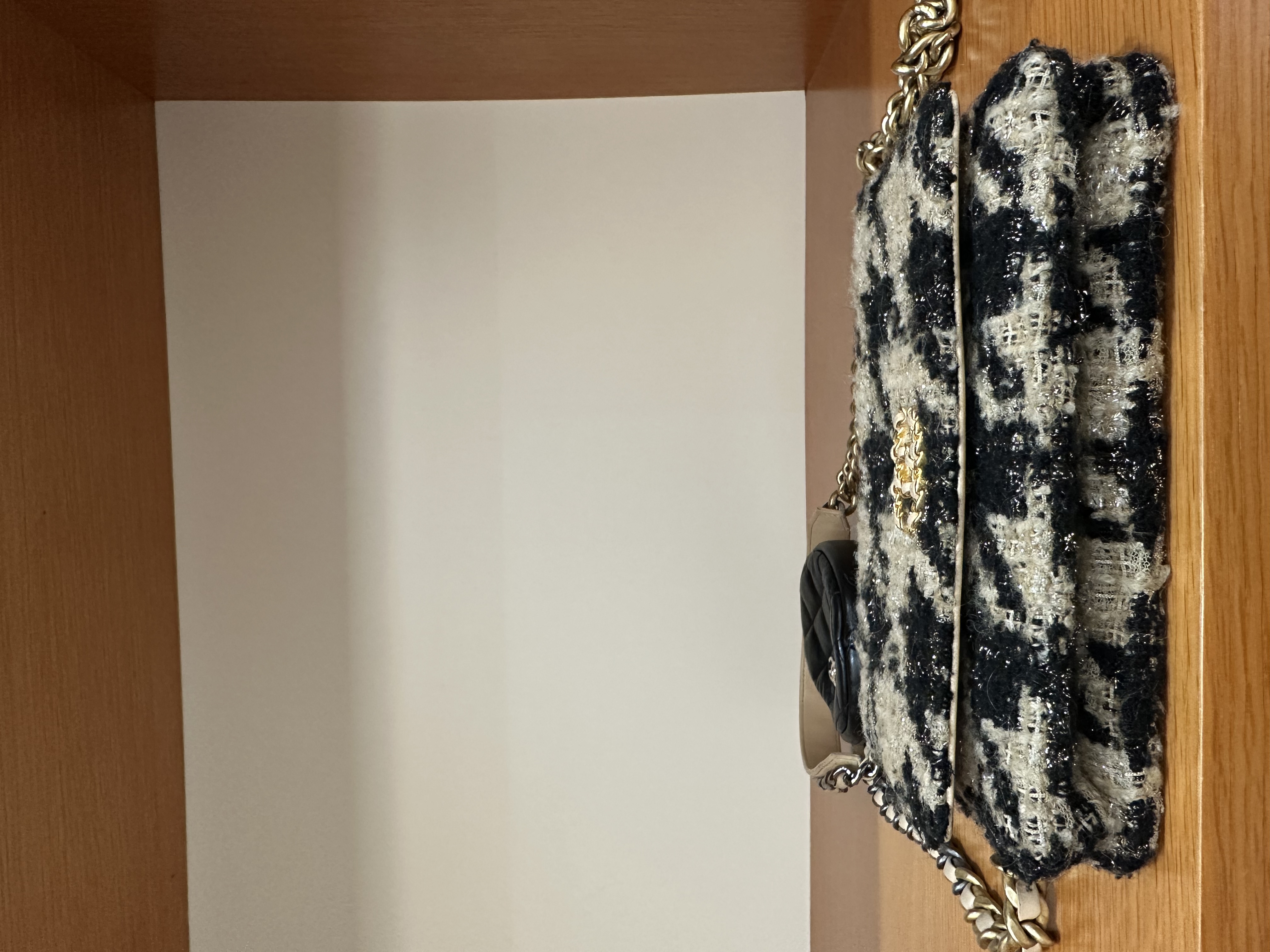 Pre-Owned CHANEL 19 Houndstooth Tweed Wallet on Chain bag / Product Code: 26042901