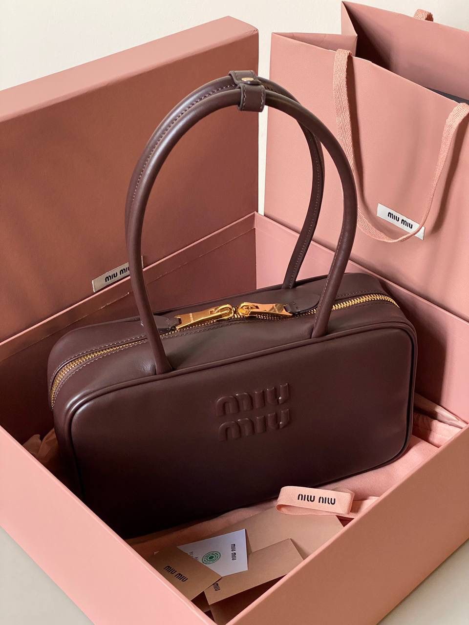 🈶石南木色 | 小号 𝗠𝗶𝘂𝗠𝗶𝘂公文包，大爆款 谁懂啊！小号也太好背了 今年九月份新推出的新尺寸❗️小个子的大福音哇！ 大号hold不住的姐妹，这个号就非常合适了！ 手拎肩背都刚刚好，小巧又不压个子 小号：18×30×9cm #F0020m 大号：23x34x10cm