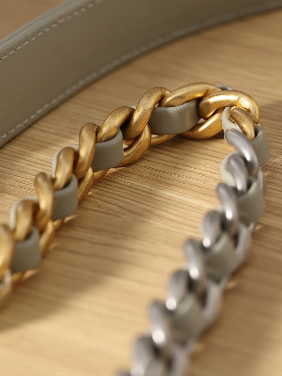 chanel 19 bag 灰色❤️‍🩹👜小号 独家渠道货 方框 原厂正品皮 小羊皮系列✨以诞生年份2019命名的小香19手袋 每针每线都是符合正品工艺 尺寸：16 x 26 x 9cm