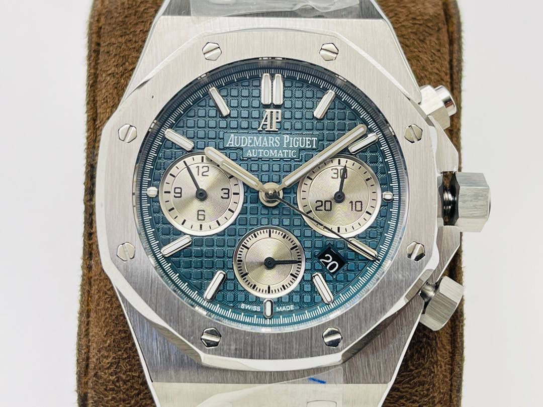 AP爱.彼皇家橡树系列26331OR多功能计时机械腕表41MM！ 1⃣️【机芯】7750改原装机芯 6字位小秒 功能与原装一致！ 2⃣️【表镜】表镜选用进口蓝宝石玻璃镜面！ 3⃣️【表壳】采用进口316精钢表壳，表壳通过拉丝和部分抛光打磨处理之后，忽明忽暗展现出精致而硬气的独特气质！ 4⃣️【头粒】头粒设计与专柜一致可以微调 佩戴更佳贴手舒适 经过多道工序的打磨和磨砂处理，终把AP特有的八角型表圈表达出棱角分明的线条！ 5⃣️【表盘】超强夜光显示，可以在任何环境下读取时间！