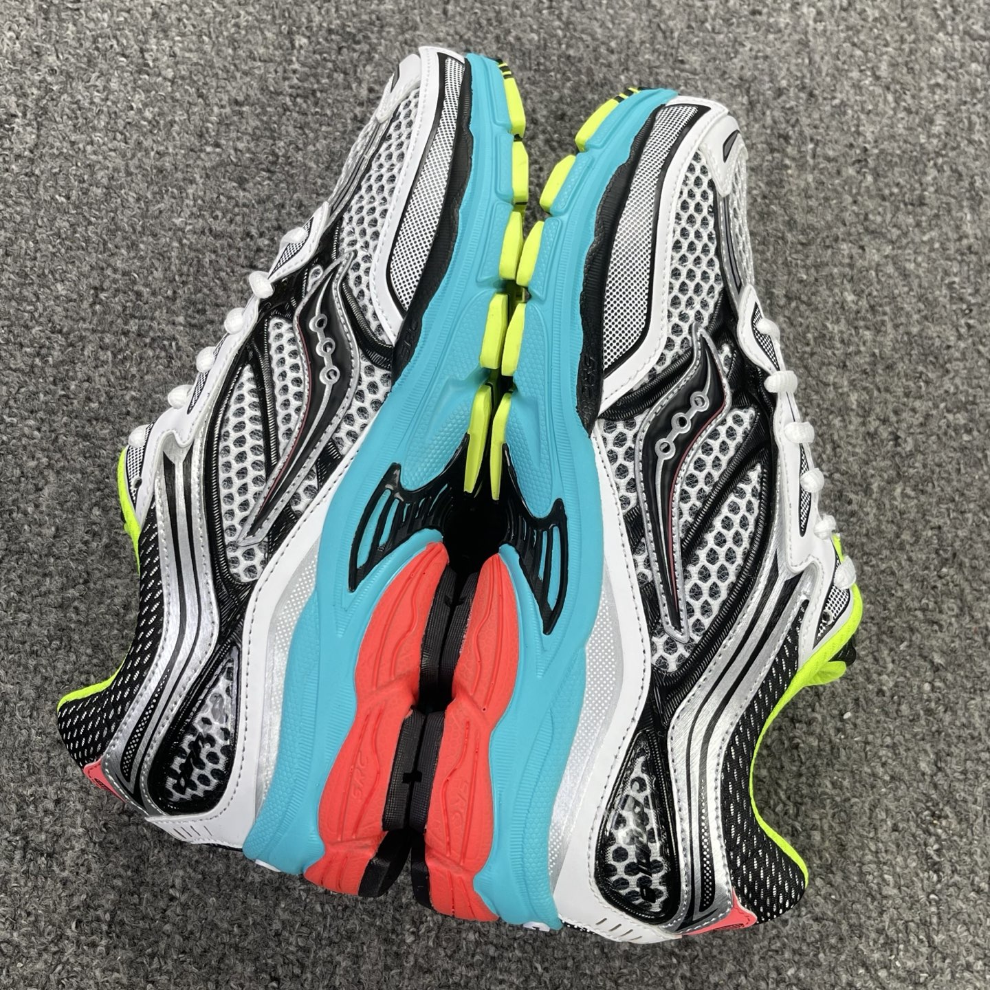 Saucony ProGrid Omni 9