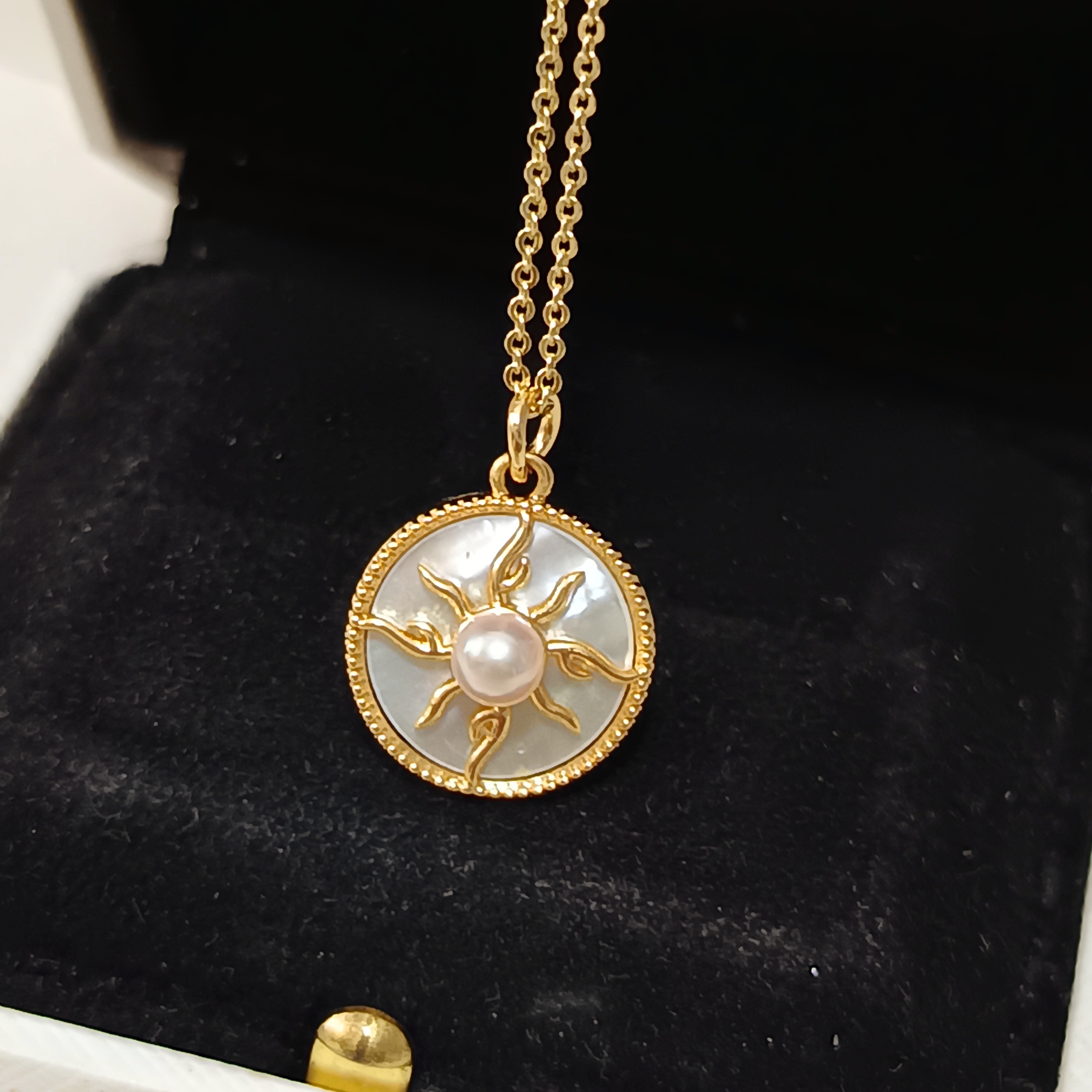 特價品‼️正圓極強光日本akoya櫻花粉 海水珍珠注金貝殼太陽吊墜（送注金鍊）