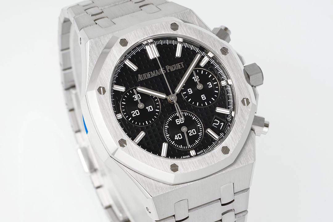 🚀新品爱彼皇家橡树系列26240系列，是一款41毫米精钢自动上链计时码表，搭载APS开发自研Calibre 4401一体机芯，具备飞返计时、小时/分钟/小秒显示及日期功能。其标志性八角形表圈配以八颗六角螺丝，搭配“Grande Tapisserie”大型格纹表盘，层次感鲜明。一体式精钢表链延续了1972年首款皇家橡树的经典设计，兼具运动与优雅。全新开发一体机芯采用导柱轮与垂直离合结构，振频28,800次/小时，与原版完全一致，动力储存约70小时，防水深度50米。AP融合高级制表工艺与前卫美学，是奢华运动腕表的典范之作。💯🔥🔥