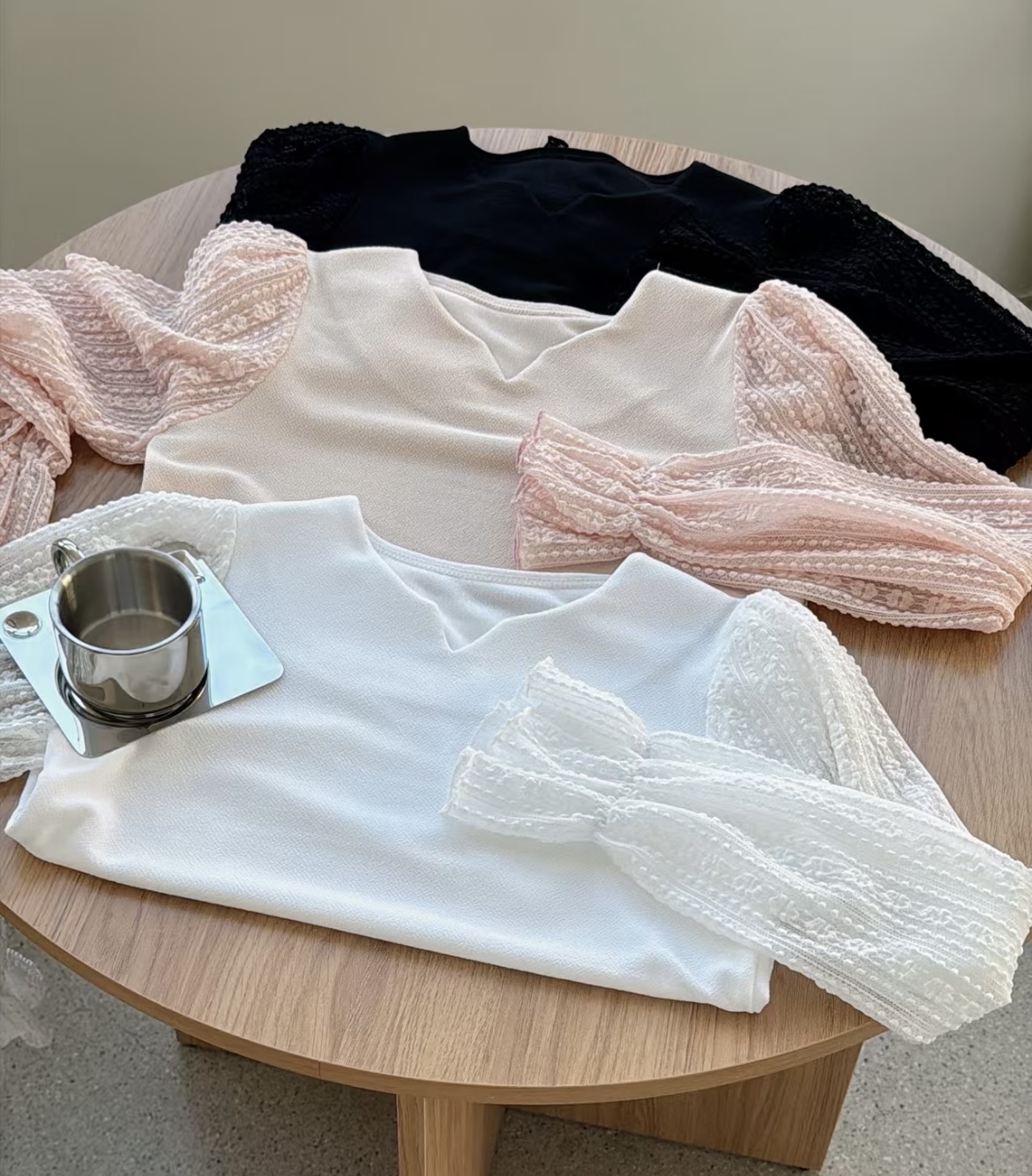 ♡ 蕾 絲 花 袖 心 領 上 衣。