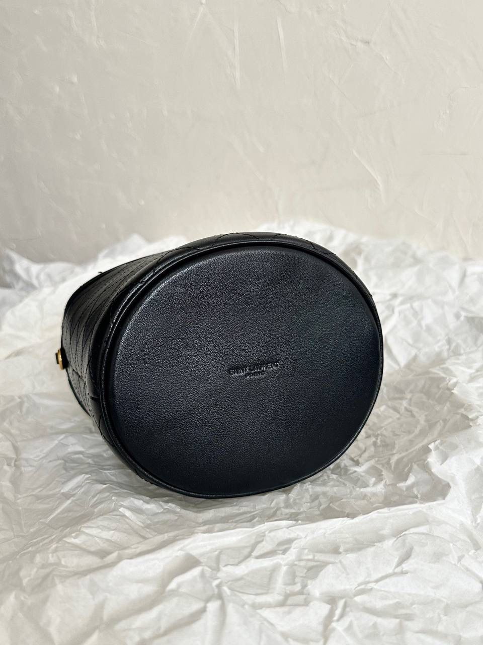 ys1 gaby手提水桶包🍳 哒啦啦，又有新款啦 gaby的延伸系列小水桶 有点像驴家的薯条包🍟 但是它来得更精致 毕竟是小羊皮材质的 手提着真的好好看咯 翻盖的设计更方便取放物品 私密性和安全性也比敞口的更好 一整个大心动！！ 19×17×15cm763961m