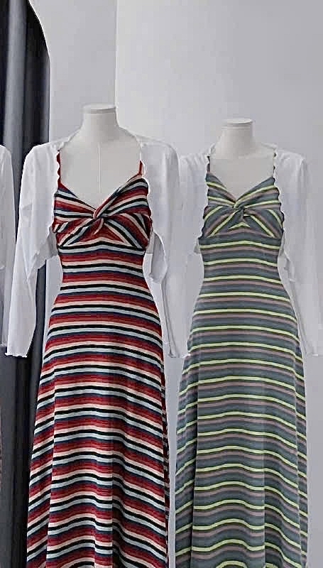 條紋緊身洋裝配白色開襟衫