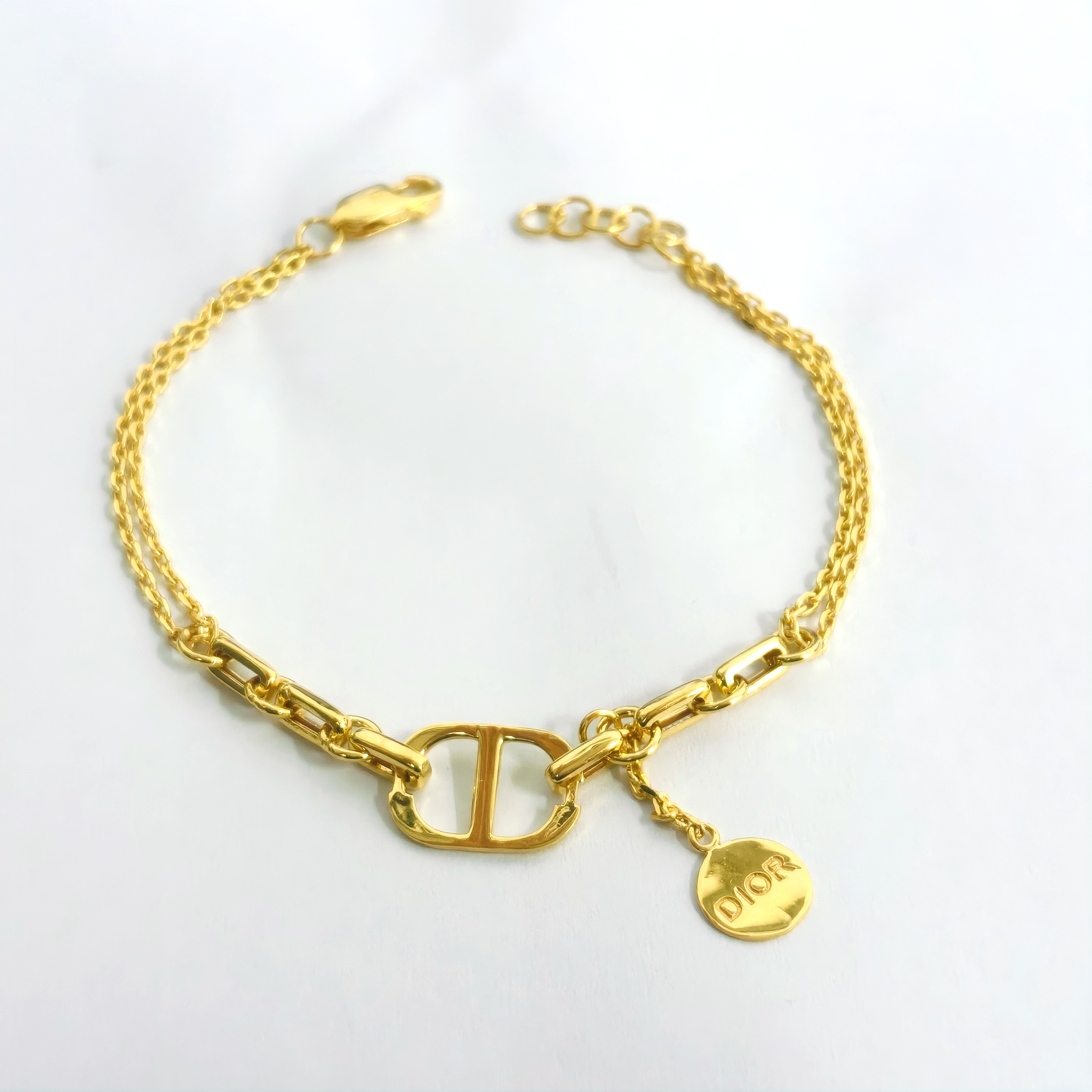 916 GOLD CD WITH DANGLE SOLID CABLE BRACELET 916 金 CD实心万字手链