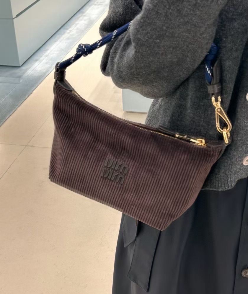 限時優惠‼️MIUMIU 燈芯絨Gabardine pouch Size 18.5x14x10cm