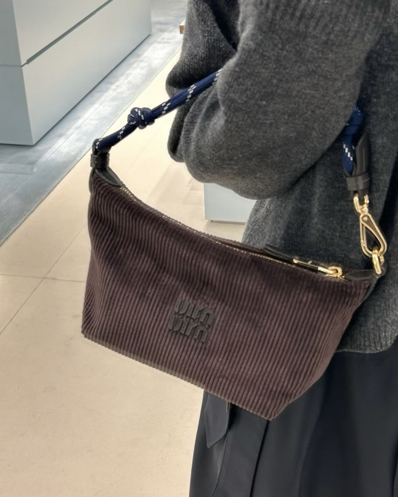 新款 🆕 MIUMIU燈芯絨飯盒袋