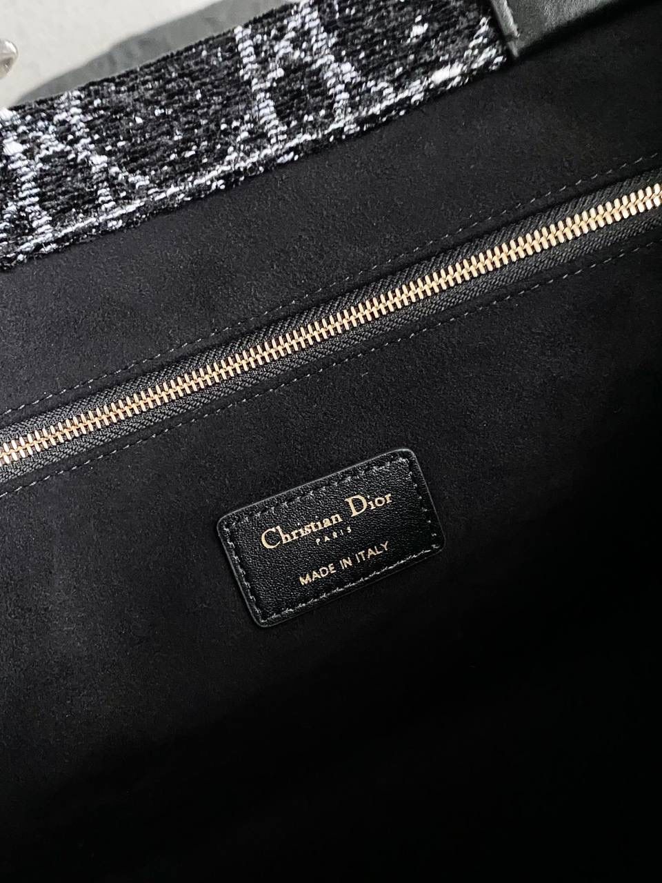 🈶粗花呢中号 𝗗𝗜𝗢𝗥 𝗯𝗼𝗼𝗸 𝘁𝗼𝘁𝗲24早春 去年12月入的原版开发面料 历经万苦反复调试好多遍，终于等到 工序繁琐多股线绣黑白粗花呢藤格纹理 真是一分钱一分货了，高成本低利润💰🥹 带着十分的诚意开发的这系列 那种低调高贵气质就很抓人，喜欢死了 我个人觉得比小香的花呢更年轻化 金色字母吊饰点缀恰到好处啊 也越来越多人爱背大包真正的无性别之分 可以背的大托特，简直不要太棒🤟🏻 36.5×28×17.5