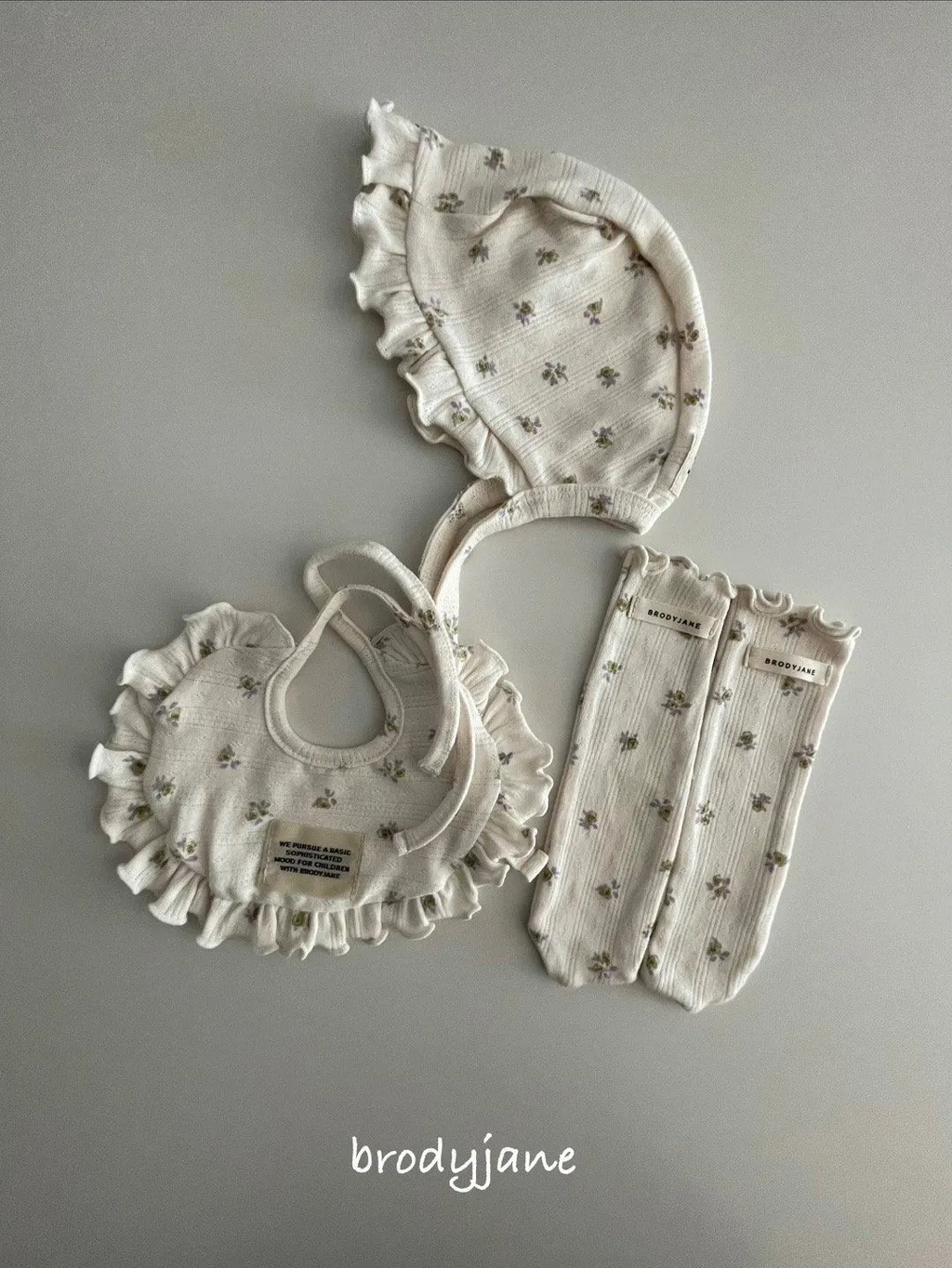 🇰🇷Brodyjane bonnet/bib/socks