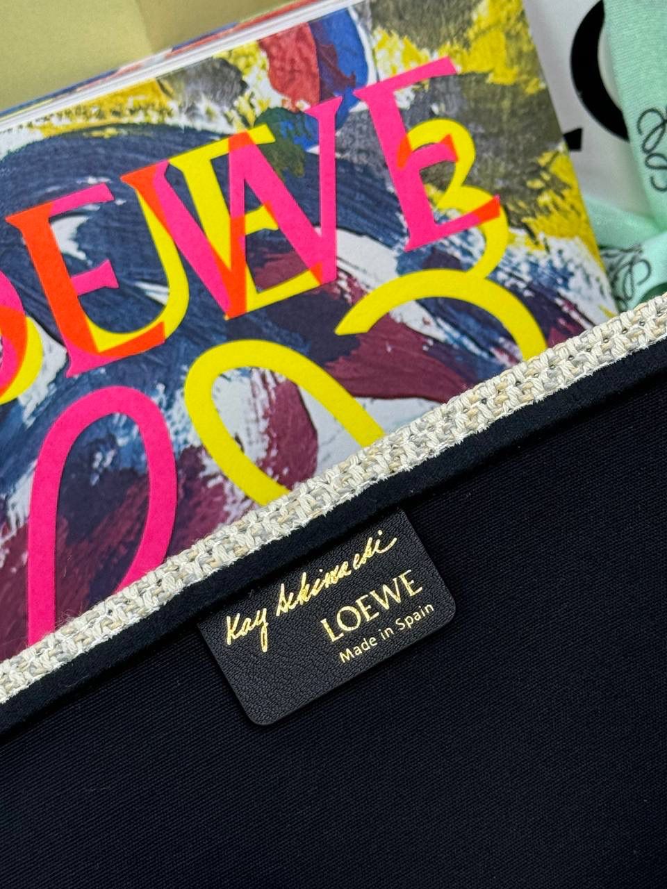 🎈*𝐏𝐮𝐳𝐳𝐥𝐞 𝐅𝐨𝐥𝐝折叠手袋👜*（亚麻刺绣） ——全新【𝗡𝗘𝗪】升级‼️ 延续经典𝙋𝙪𝙯𝙯𝙡𝙚的标志性几何裁剪设计，新晋顶流🅰️𝙋𝙪𝙯𝙯𝙡𝙚 𝙁𝙤𝙡𝙚 𝙏𝙤𝙩𝙚以折纸包为灵感，升级成🉑完全折叠‼️的结构，立体与平面任意切换，出差旅行🧳必备单品。亚麻材质轻且柔软，内鿏特别款烫金❗️ 尺寸：𝟐𝟓.𝟓-𝟏𝟒.𝟓-𝟑𝟏.𝟓cm 款号：052316