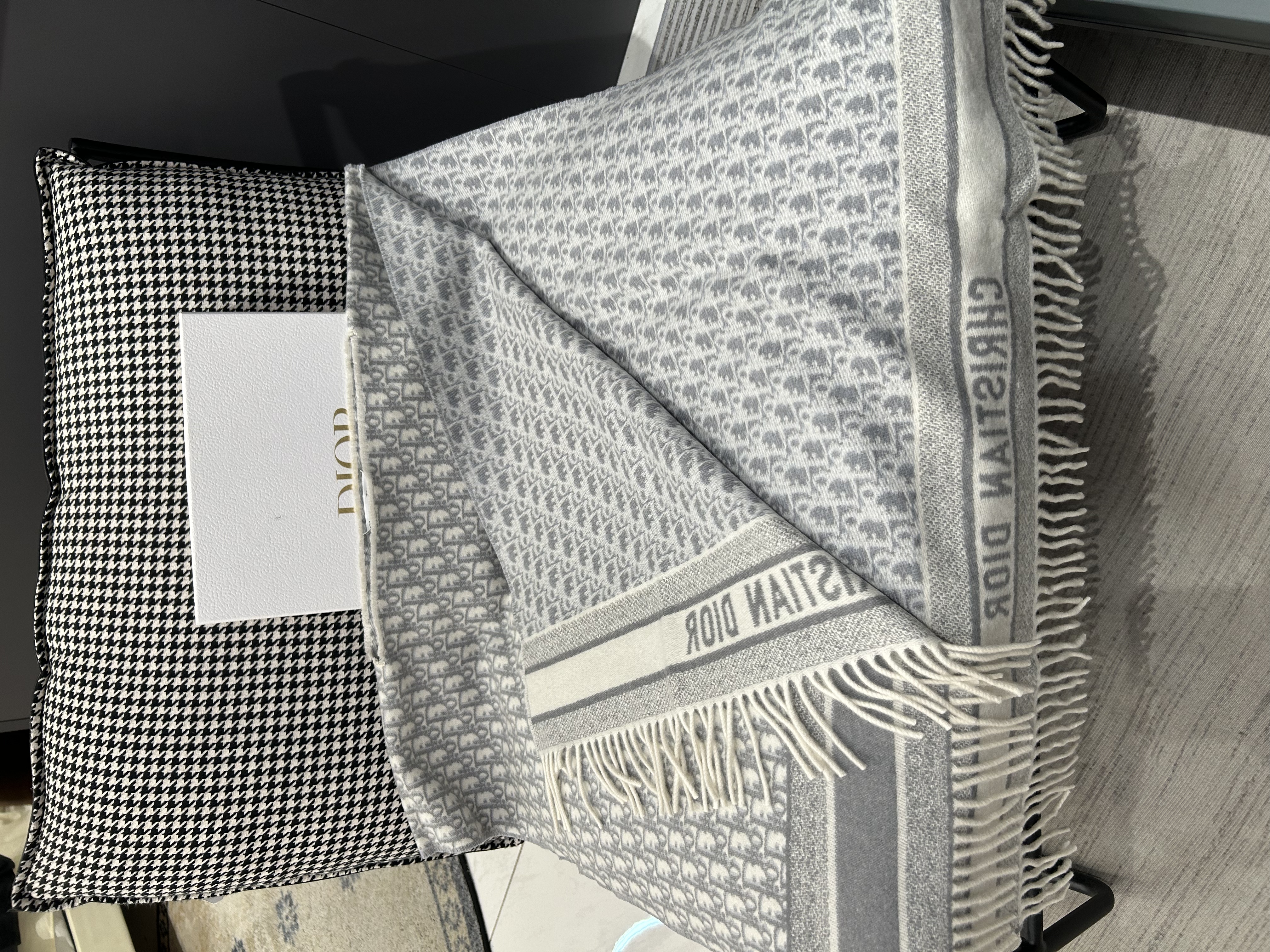 Dior 披肩圍巾 100%Authentic, 99%New ✅Box